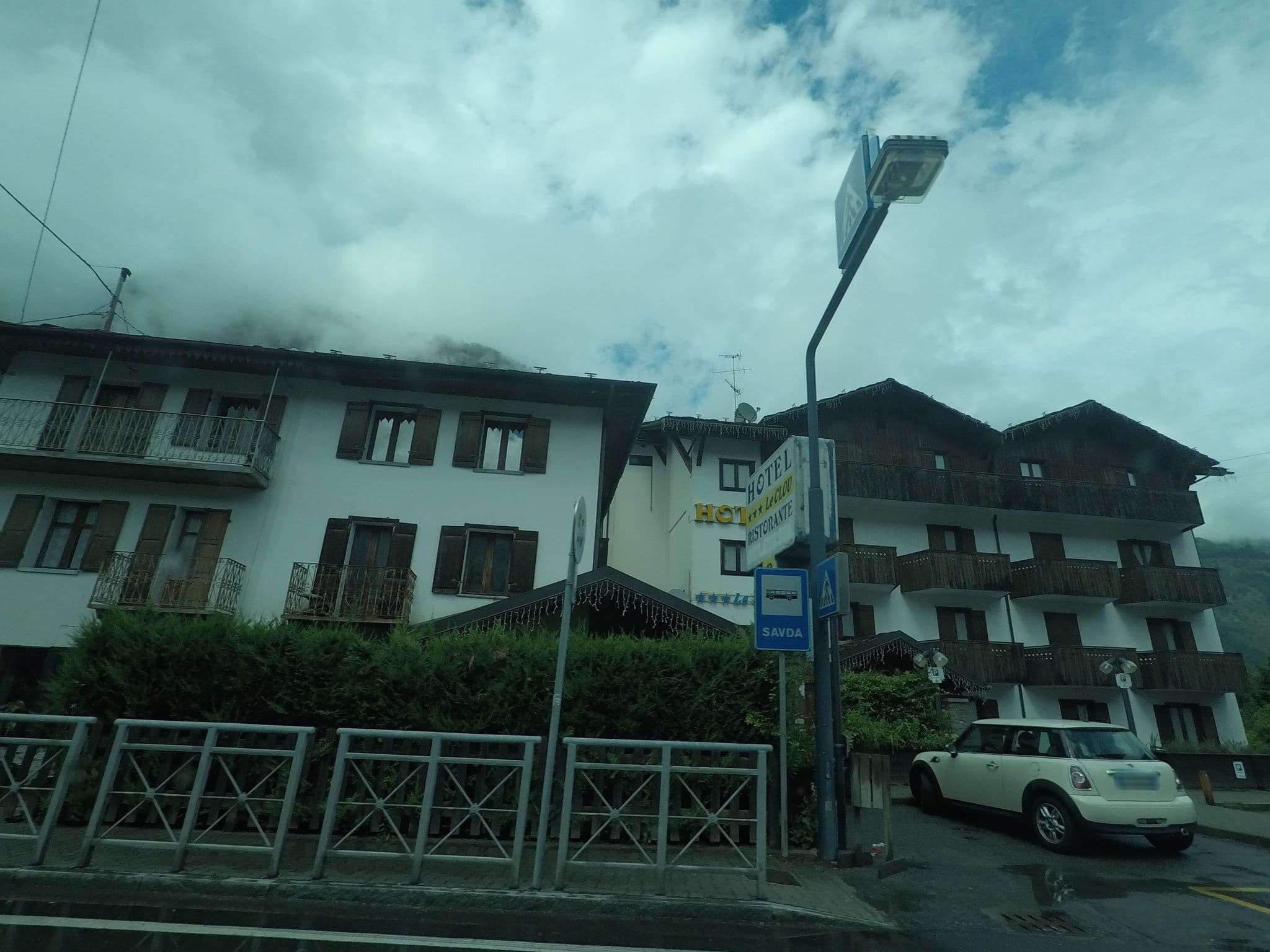 Street view near Hotel Le Clou, Saint-Pierre — © bcostacurta (CC BY-SA · Mapillary)