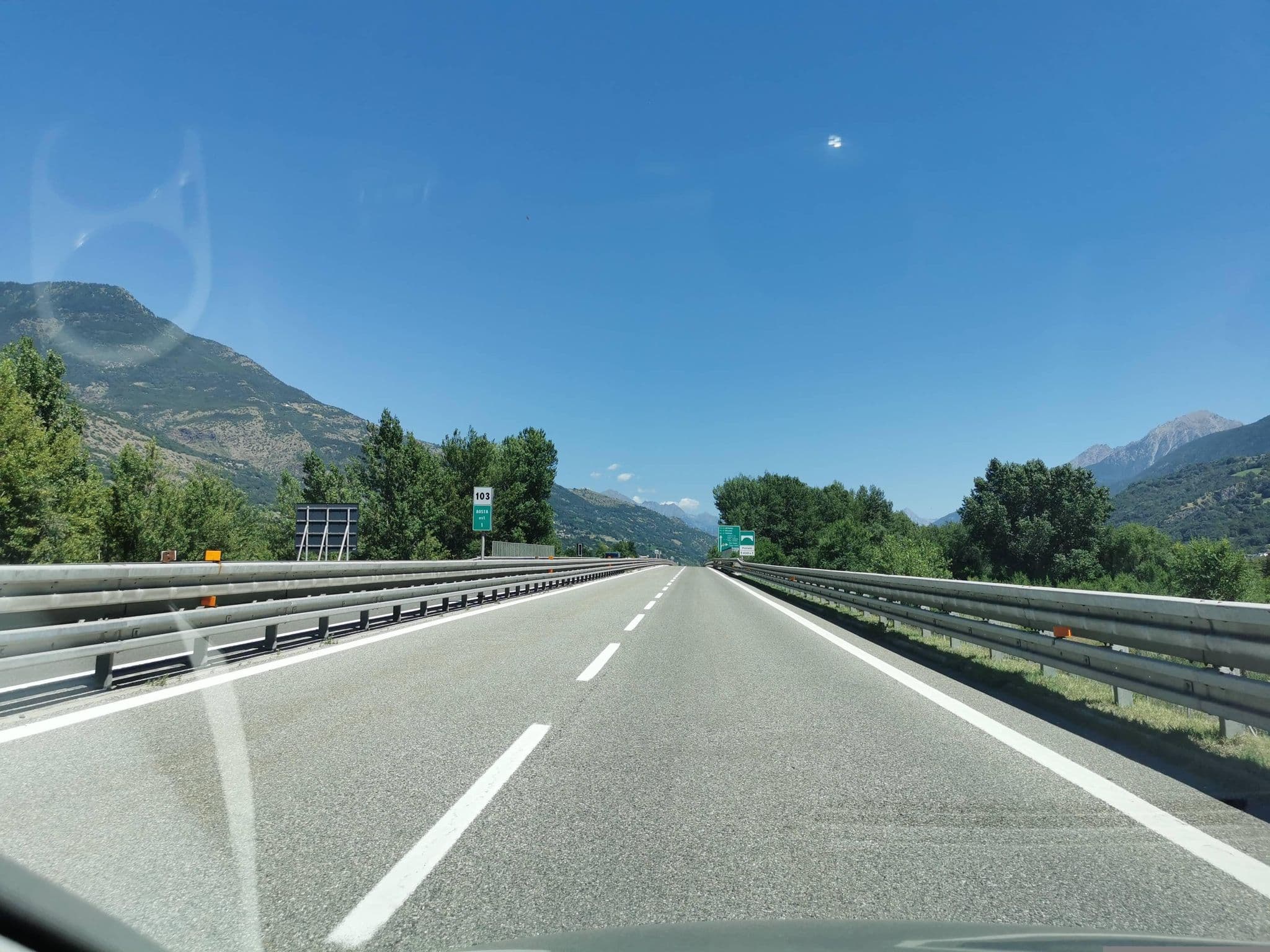 Street view near Le Clocher Du Mont Blanc, Pollein — © canfe (CC BY-SA · Mapillary)