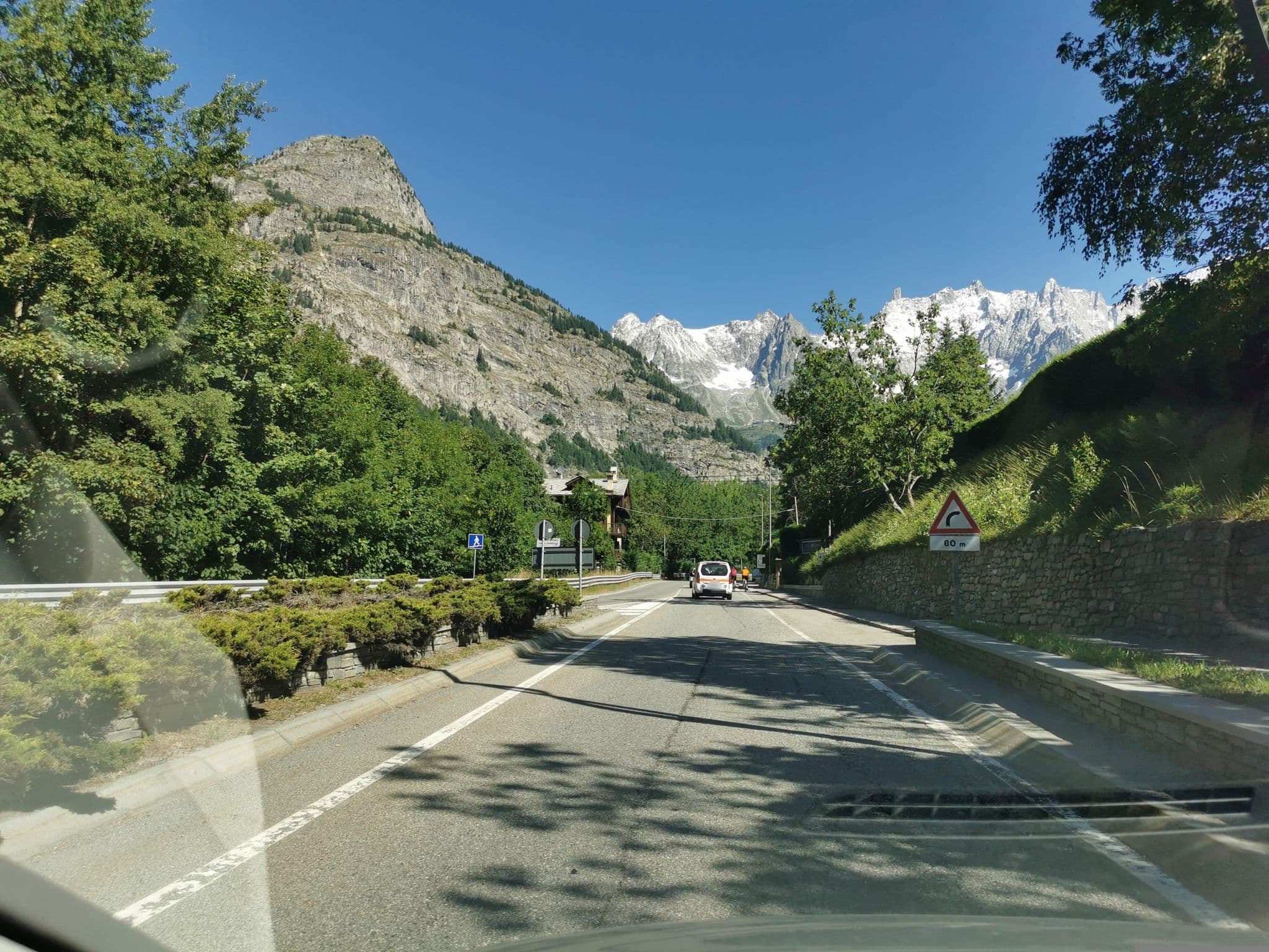 Street view near Au Coeur Des Neiges, Courmayeur — © canfe (CC BY-SA · Mapillary)