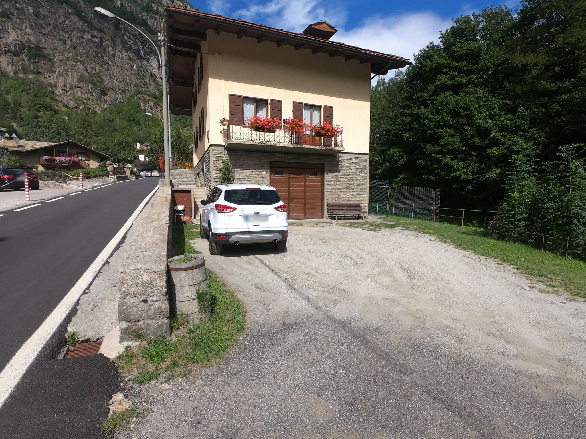 Street view near Soglia Hotels SPA, Courmayeur — © alextsiatinis (CC BY-SA · Mapillary)