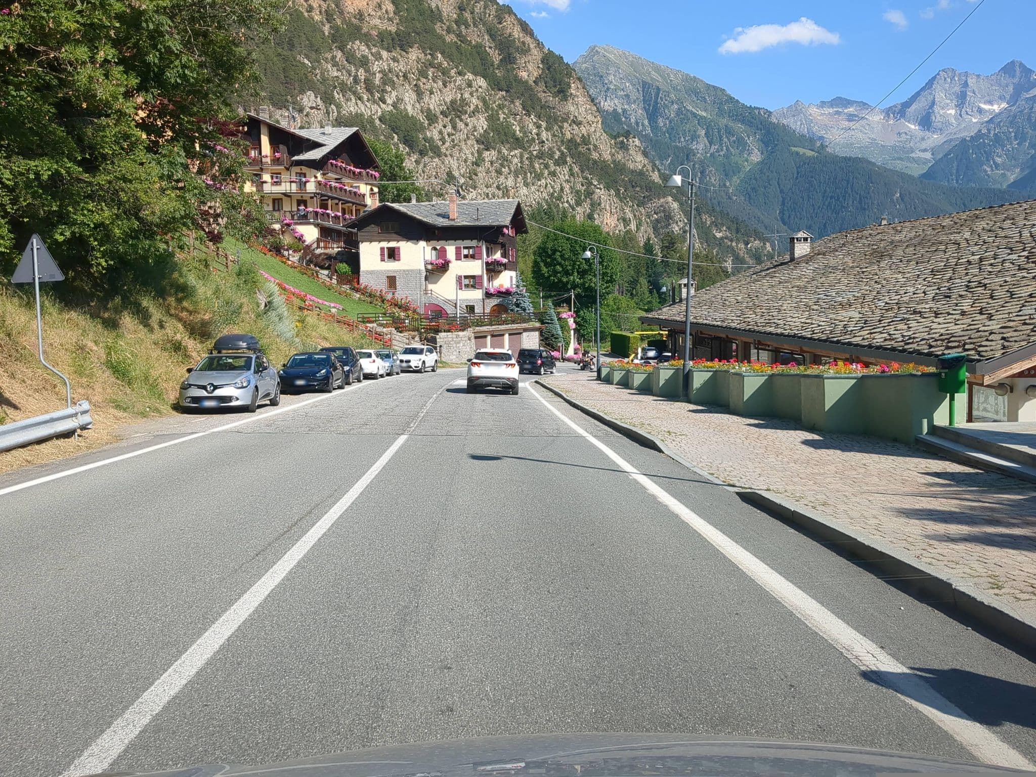 Street view near Sunlake Brusson, Saint-Vincent — © musuruan (CC BY-SA · Mapillary)