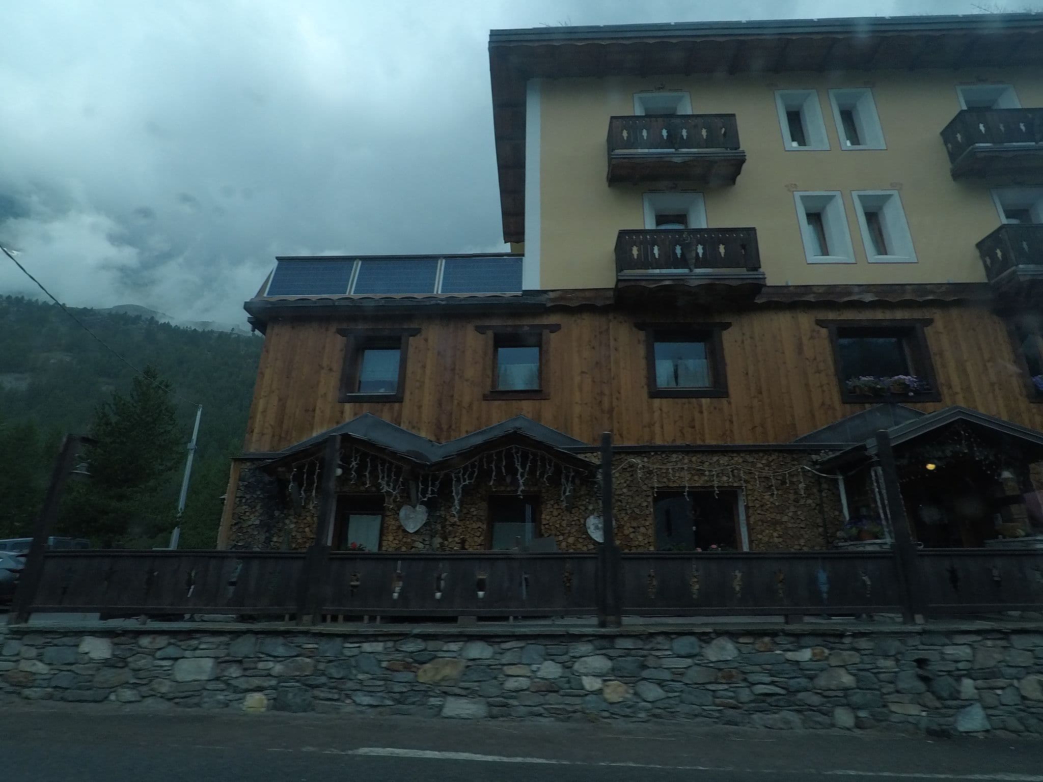 Street view near Hotel Lac Bleu, Valtournenche — © bcostacurta (CC BY-SA · Mapillary)