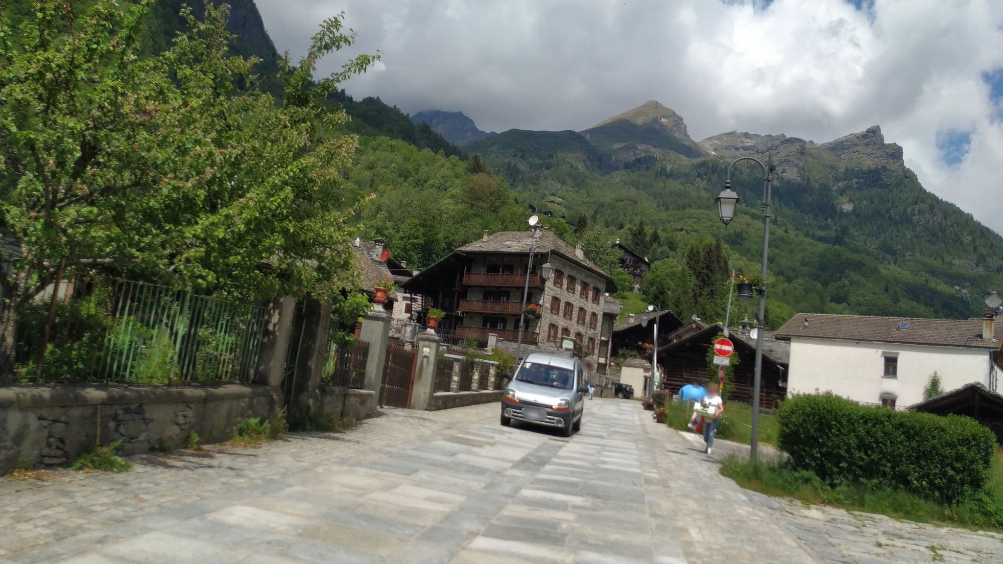 Street view near BorgoDeiFolli, Ayas — © mikki65 (CC BY-SA · Mapillary)