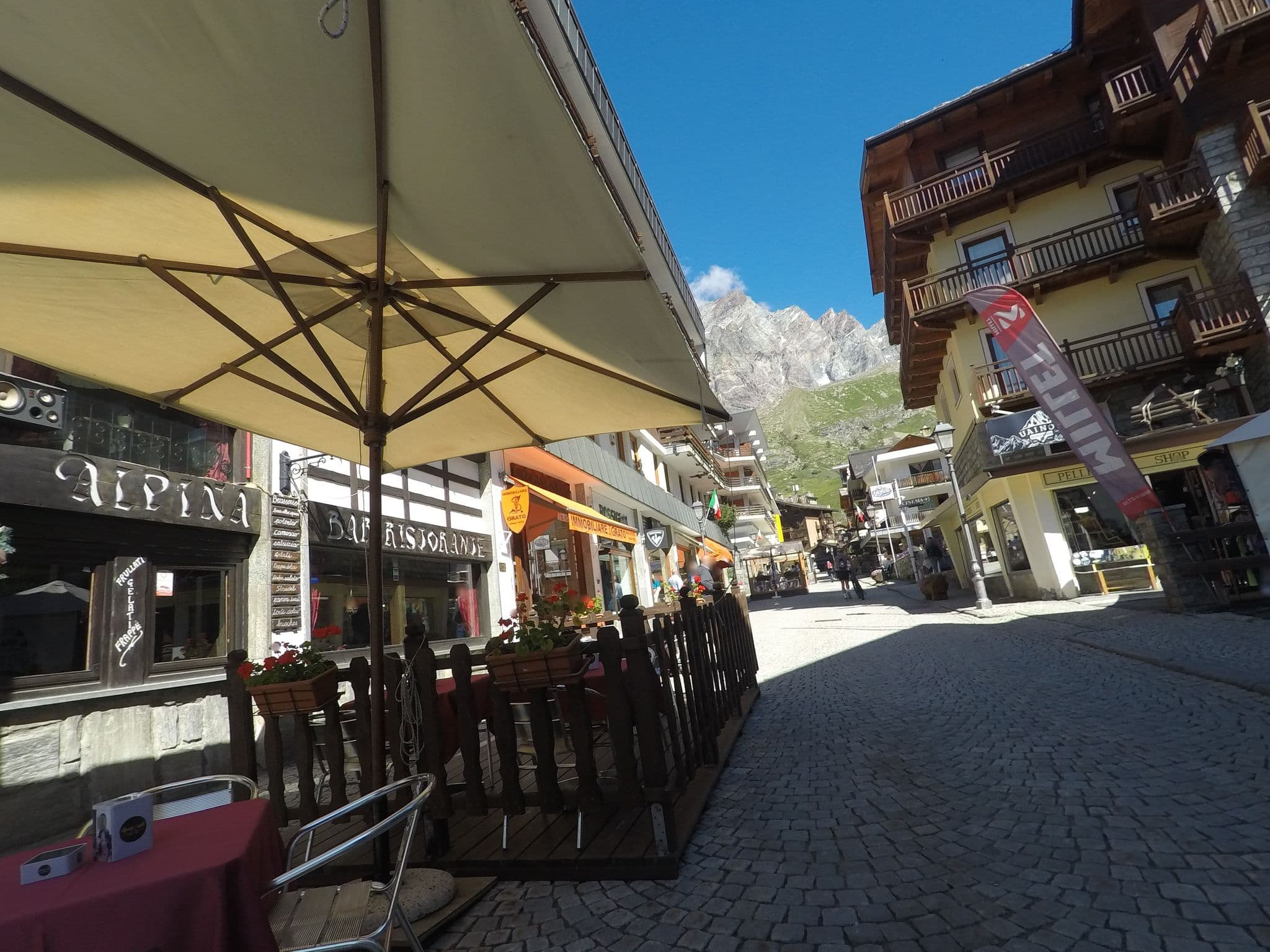Street view near The Dragon & Thistles Pubs, Valtournenche — © bcostacurta (CC BY-SA · Mapillary)