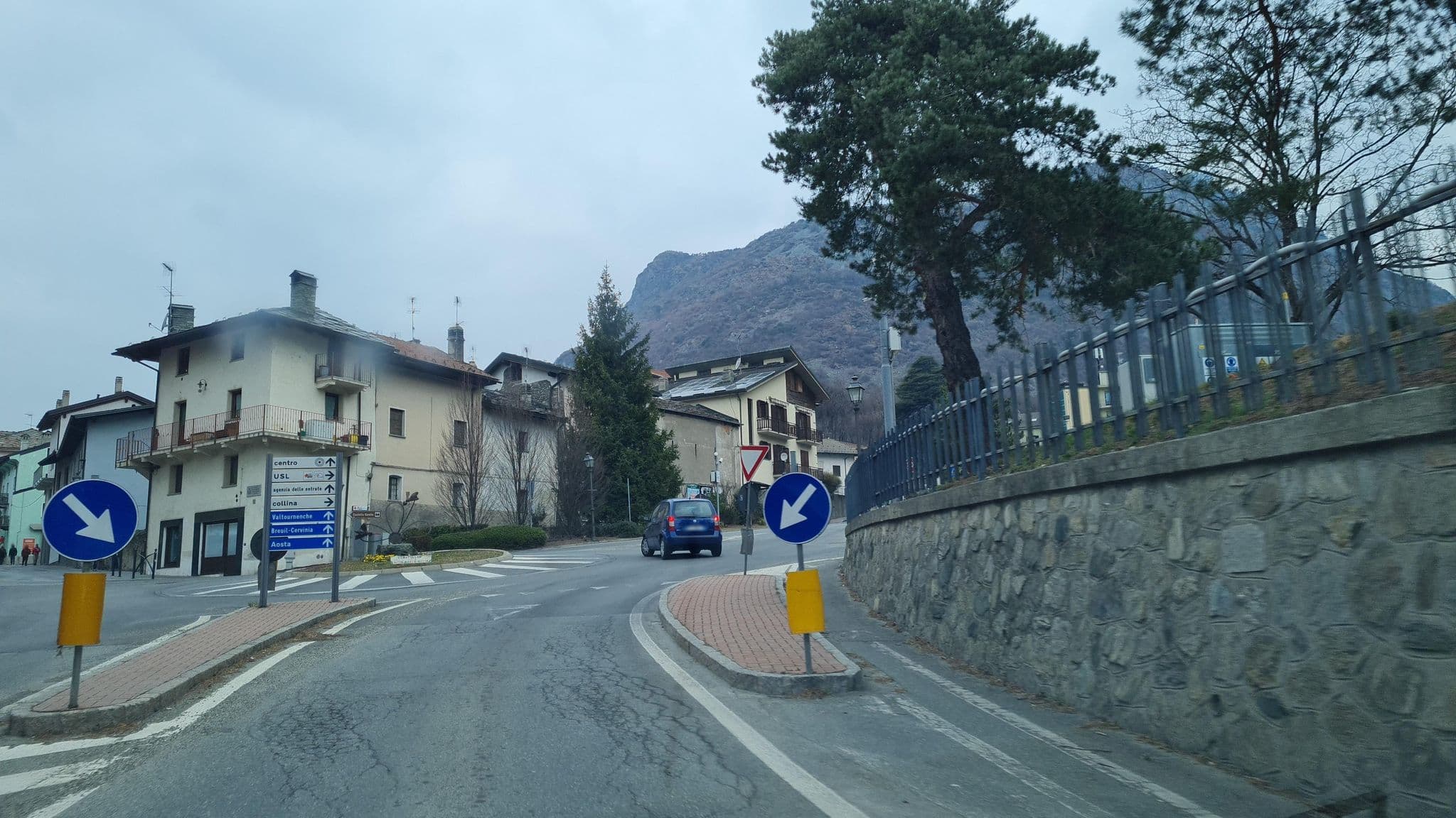 Street view near Albergo Ristorante Pizzeria Valdostano, Chatillon — © laniuscollurio (CC BY-SA · Mapillary)
