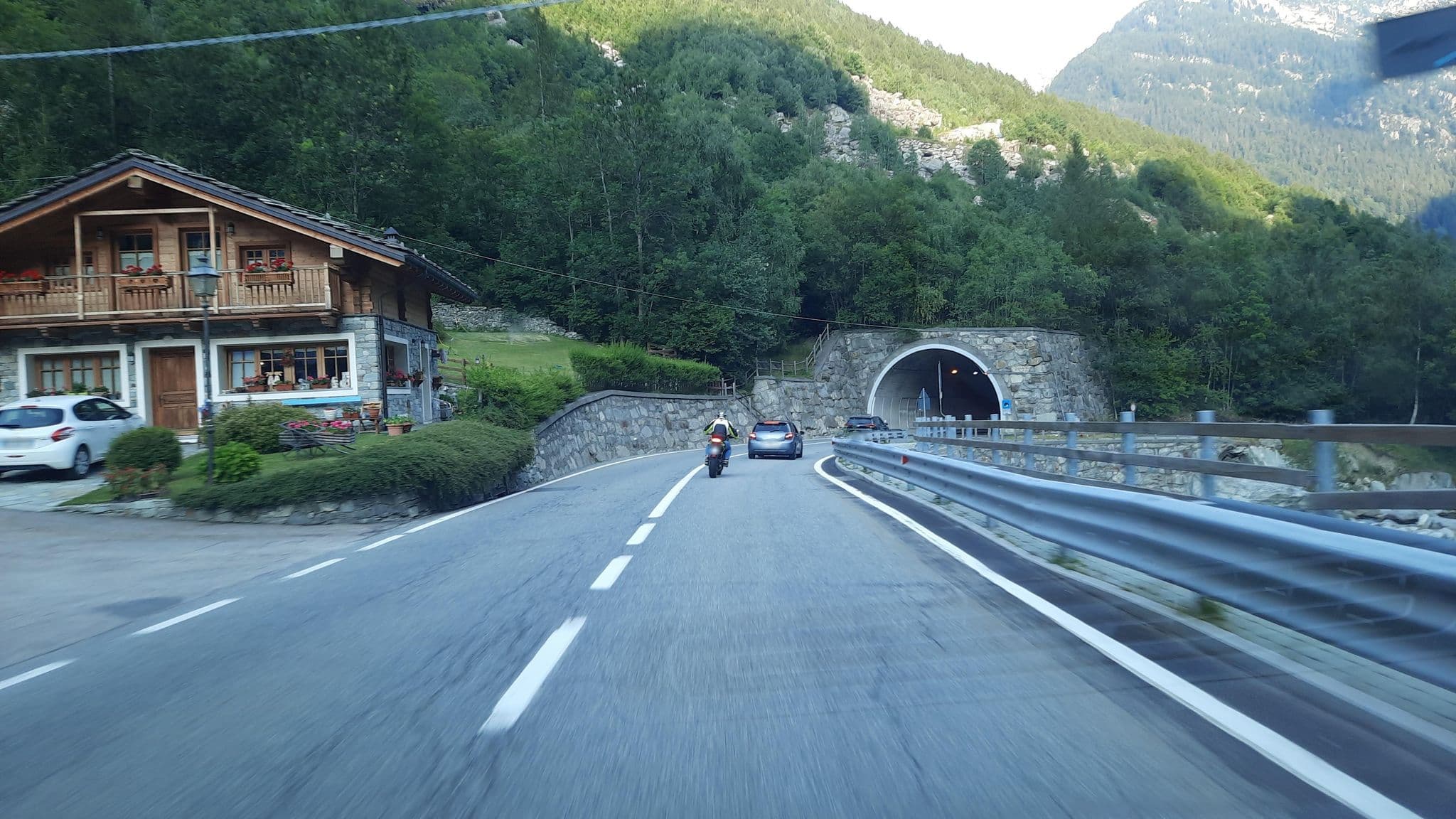 Street view near Fior Di Roccia, Donnas — © musuruan (CC BY-SA · Mapillary)