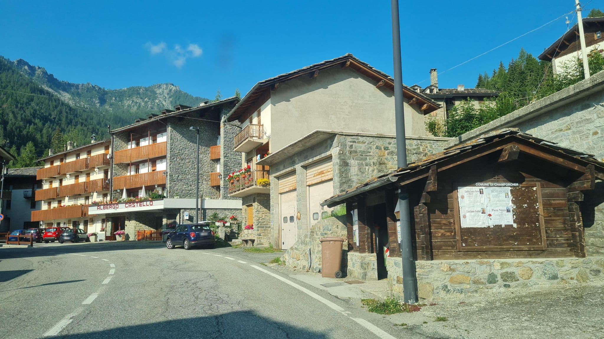 Street view near Albergo Castello di Bonino A. & C. SAS, La Place — © laniuscollurio (CC BY-SA · Mapillary)