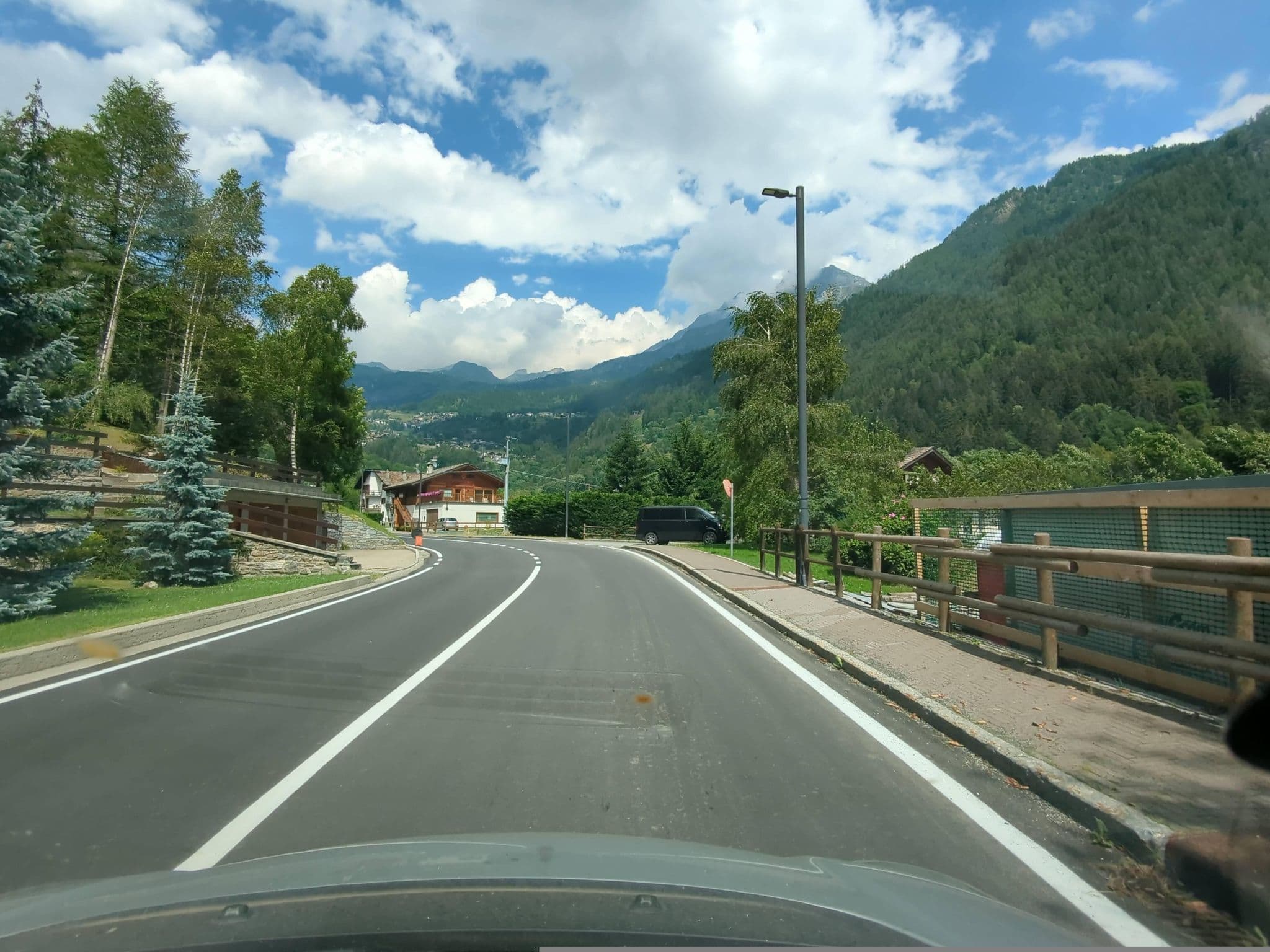 Street view near Albergo Bar du Lac, Valtournenche — © musuruan (CC BY-SA · Mapillary)