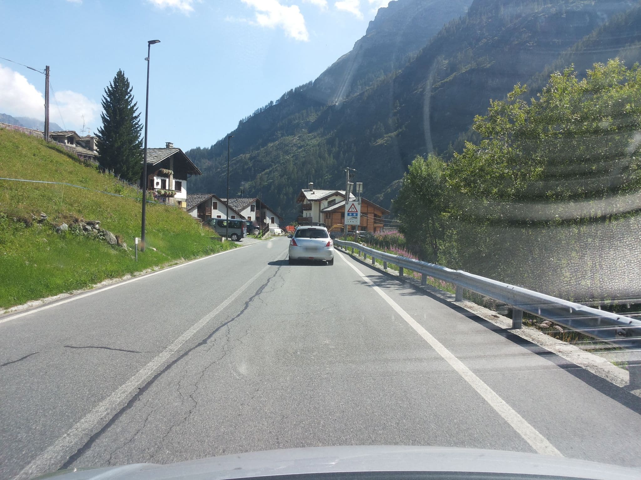 Street view near Hotel Lysjoch Gasthaus, Ayas — © musuruan (CC BY-SA · Mapillary)
