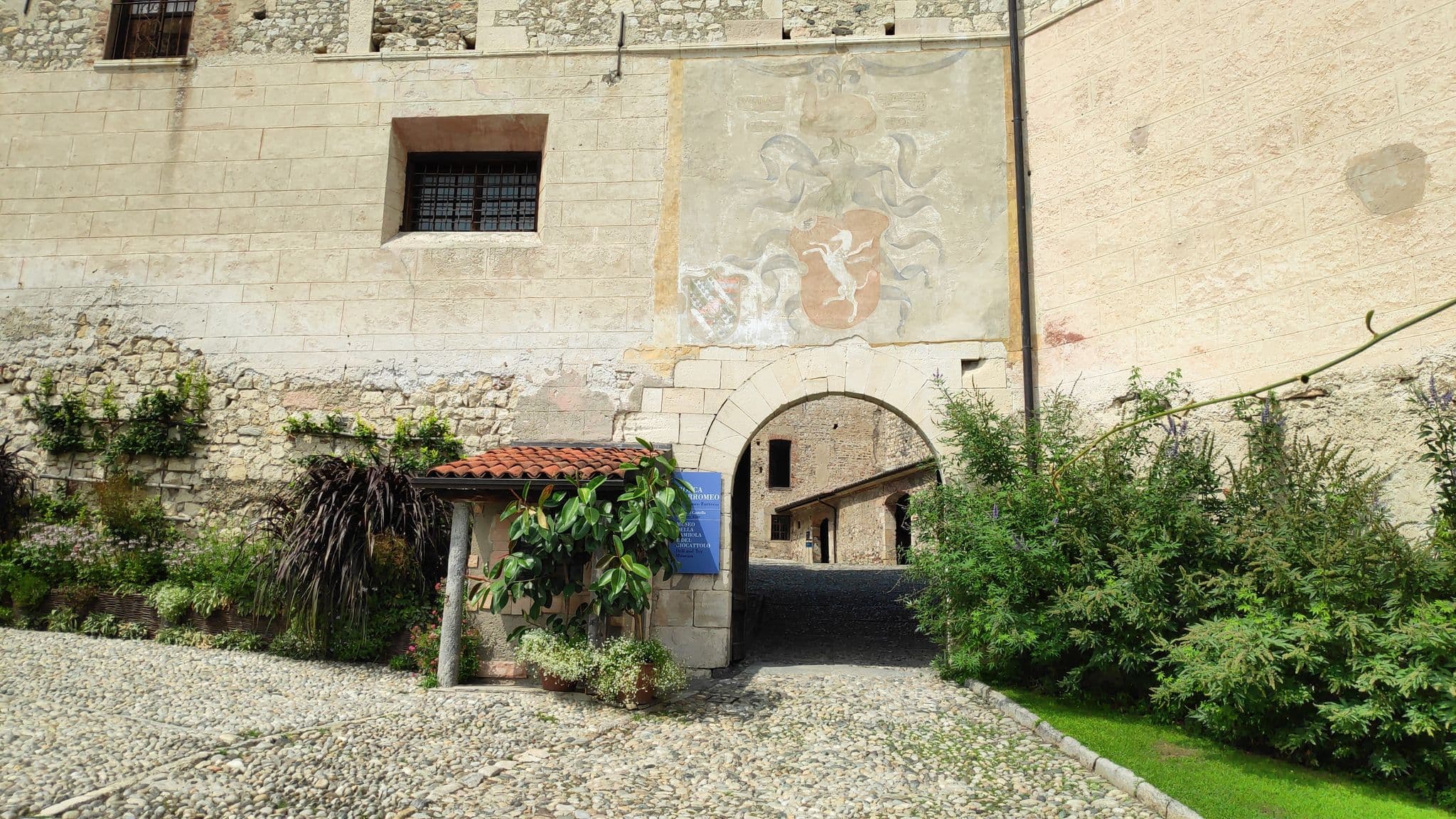 Street view near Hotel Pavone, Angera — © maxmei (CC BY-SA · Mapillary)