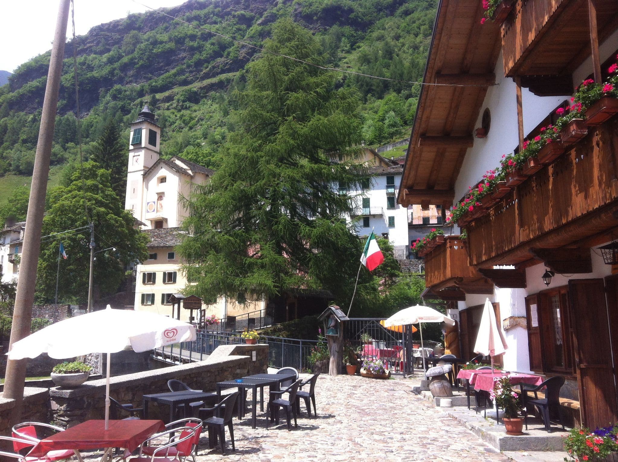Street view near La Vetta Del Capezonne, Valstrona — © georginakirrin (CC BY-SA · Mapillary)