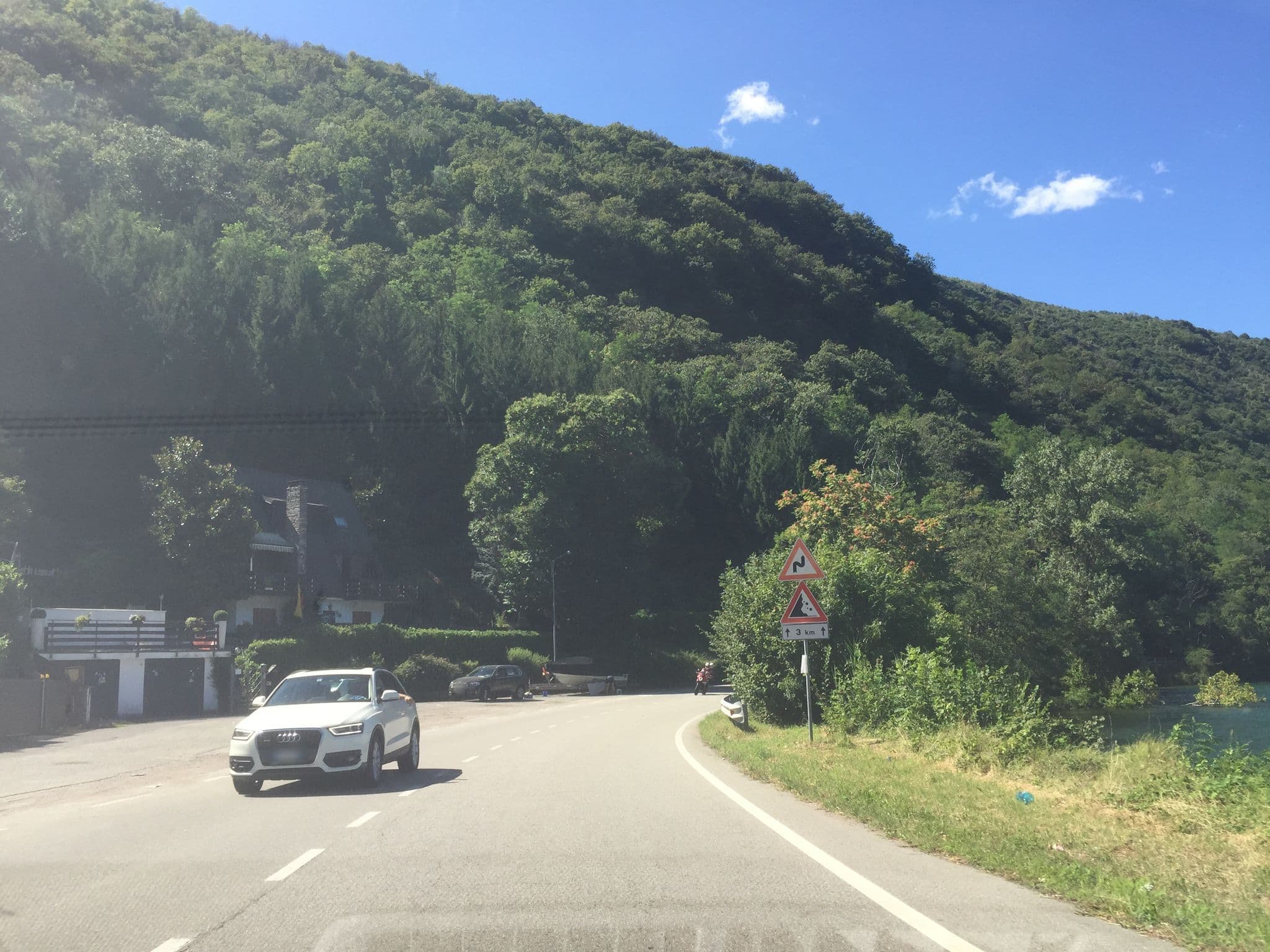 Street view near Case di Brusimpiano, Porto Ceresio — © tubeli (CC BY-SA · Mapillary)