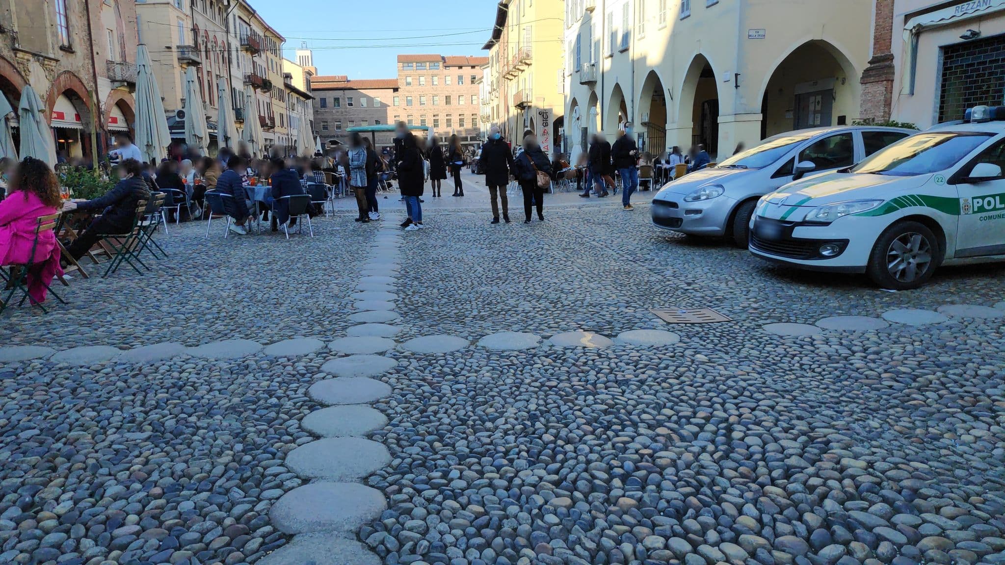 Street view near Bed And Bed, Pavia — © marcuscalabresus (CC BY-SA · Mapillary)