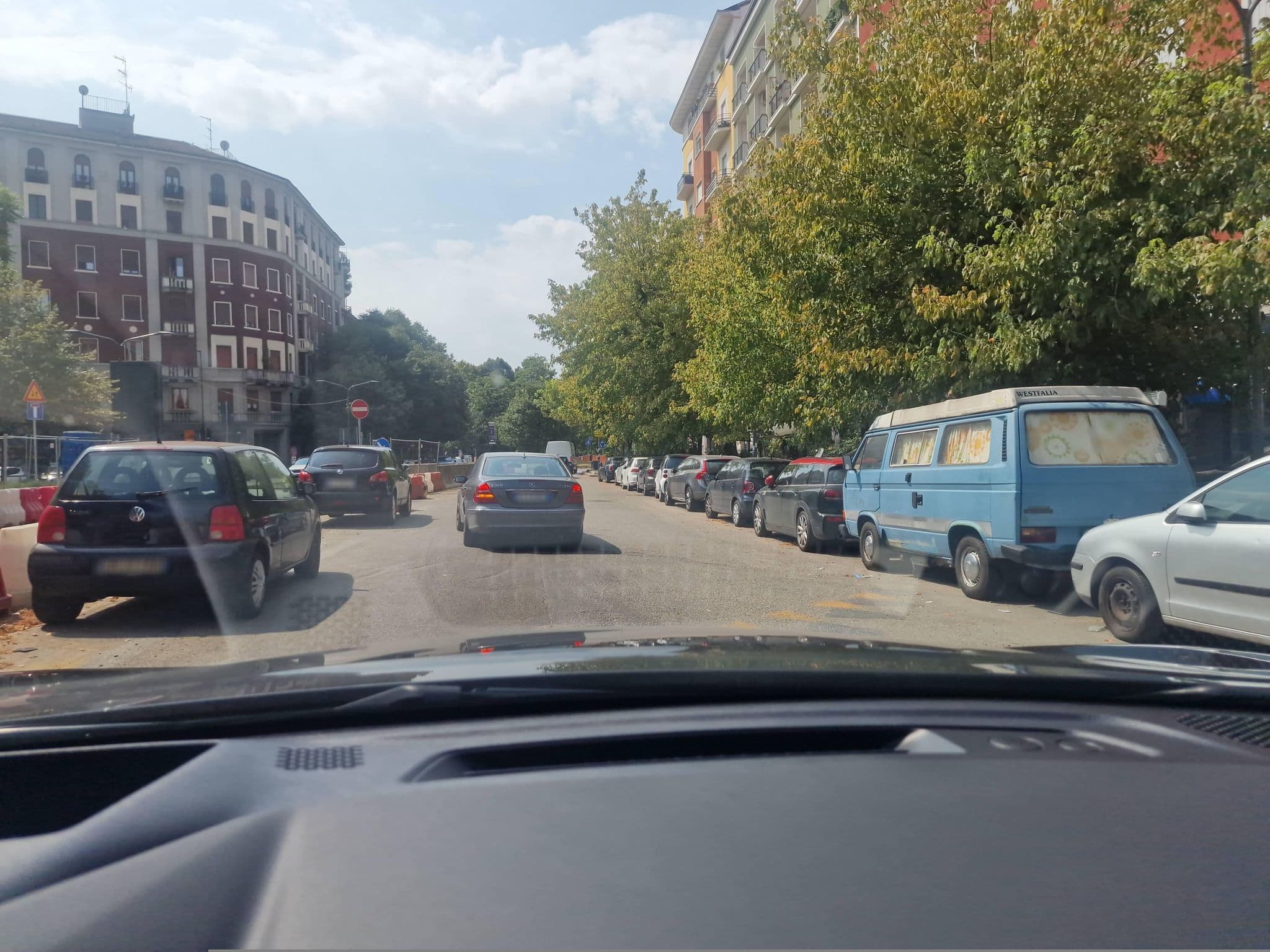 Street view near L'Ombelico della Città / city belly button, Milan — © renaultgt (CC BY-SA · Mapillary)