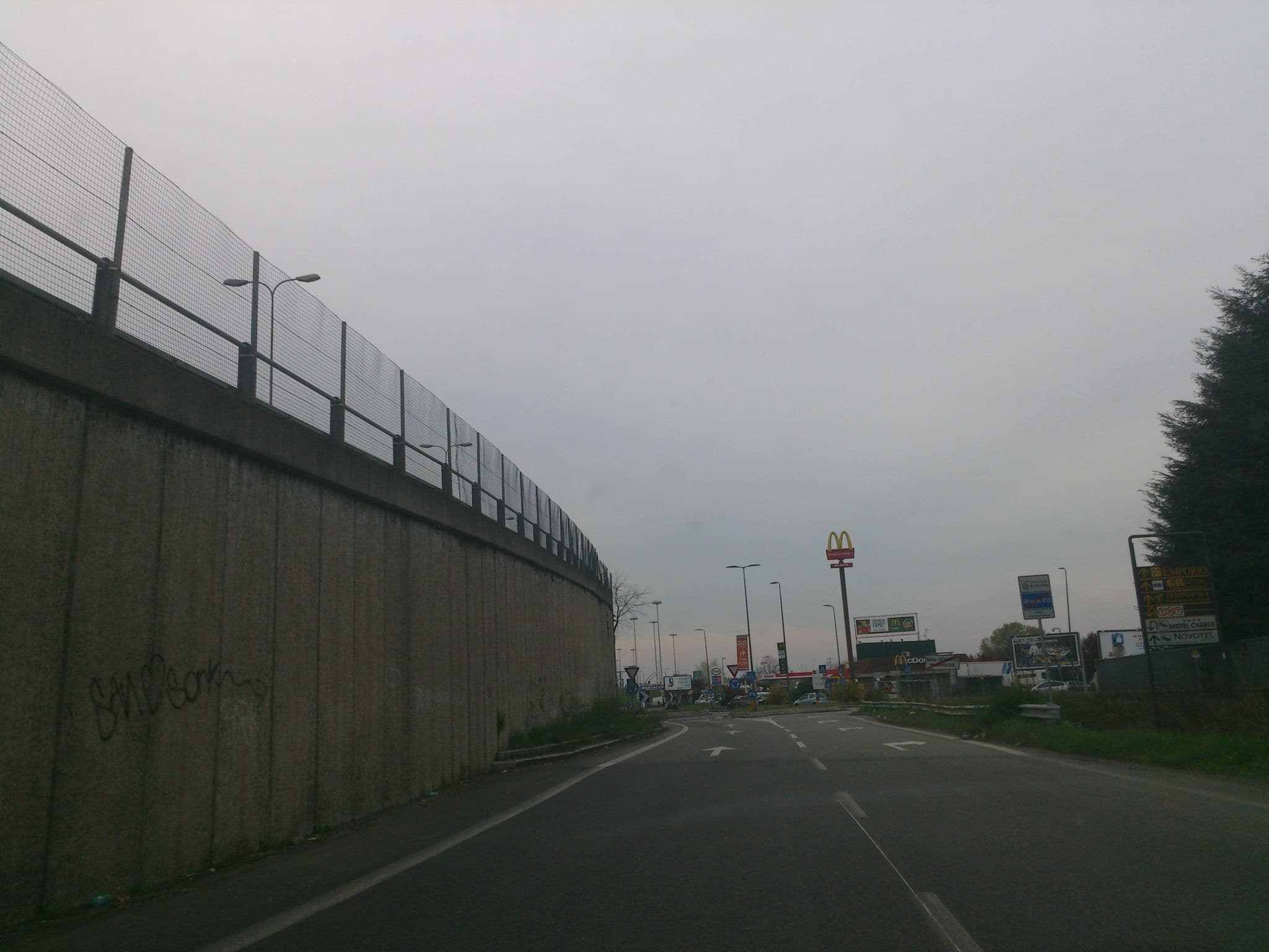 Street view near Hotel Crowne Plaza Milano, Linate — © marcuscalabresus (CC BY-SA · Mapillary)
