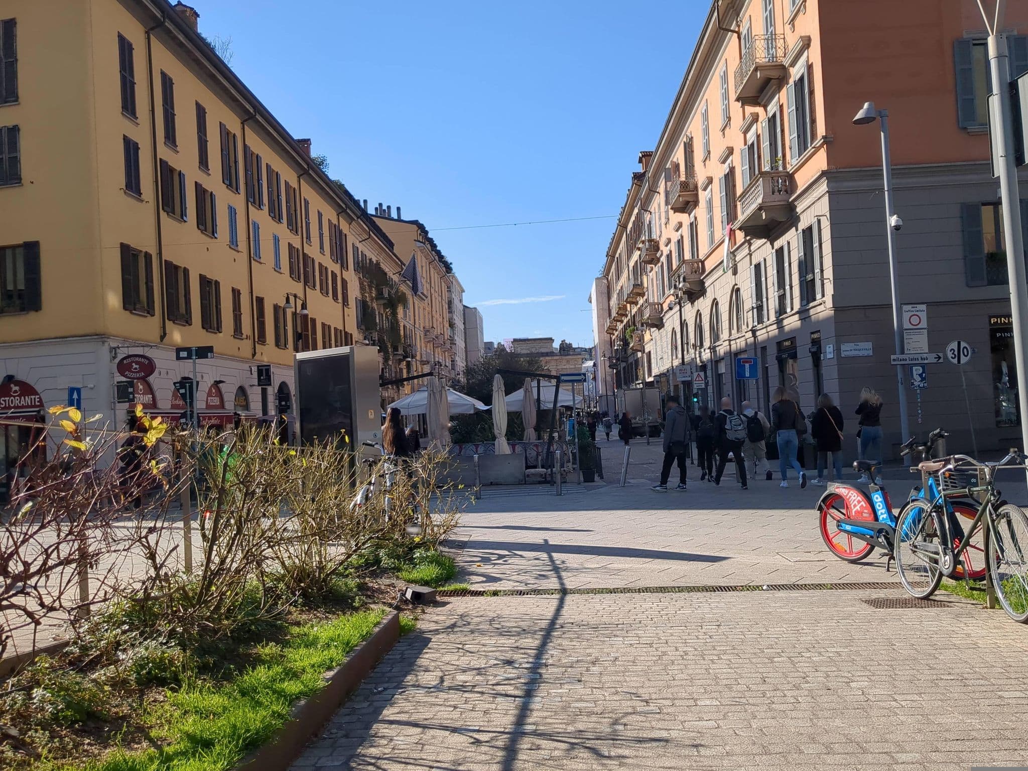 Street view near Design Suite in Corso Como, Chinatown — © jacopofar (CC BY-SA · Mapillary)
