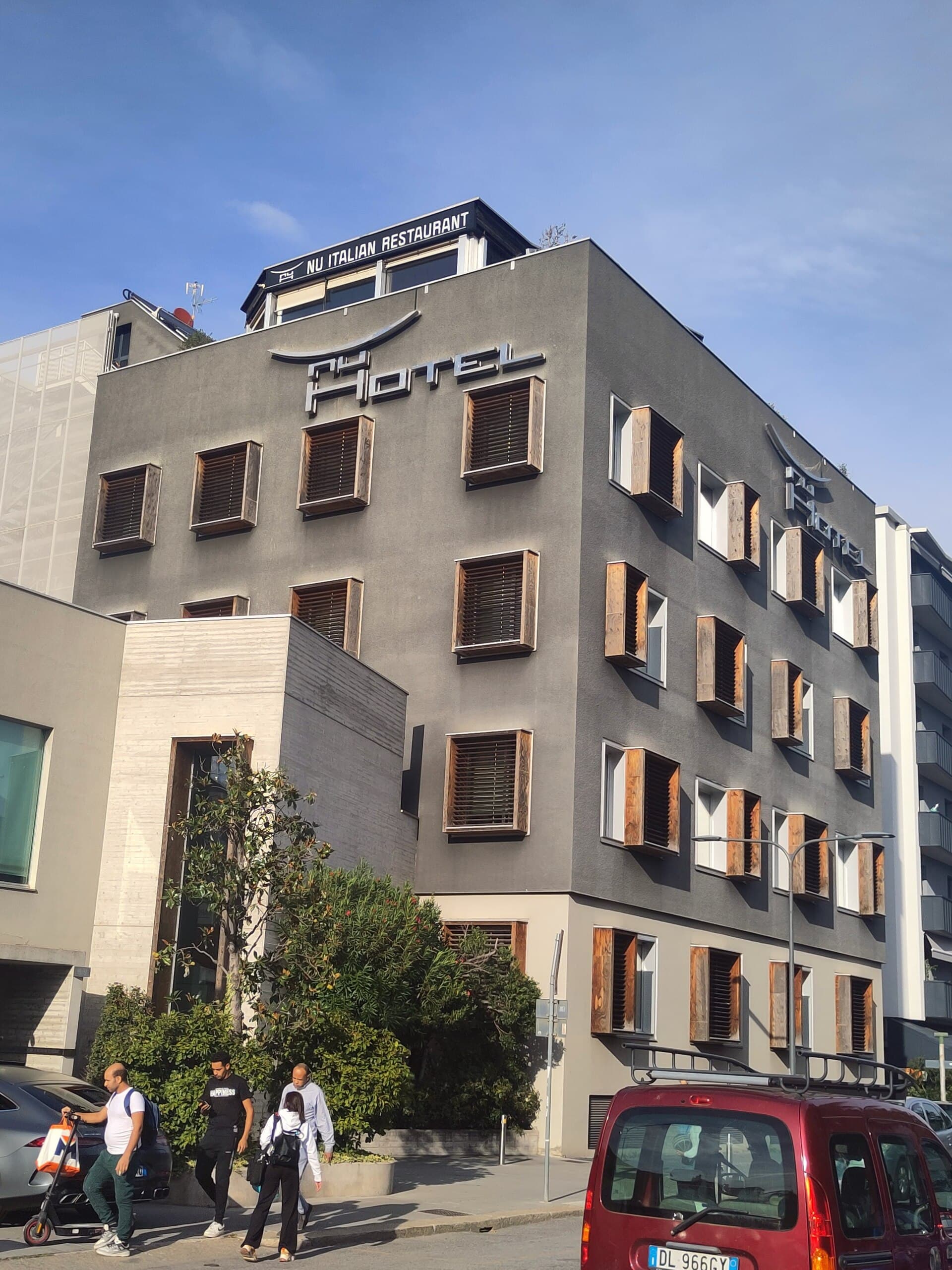 Nu Hotel (via Wikimedia Commons, CC BY-SA 4.0)