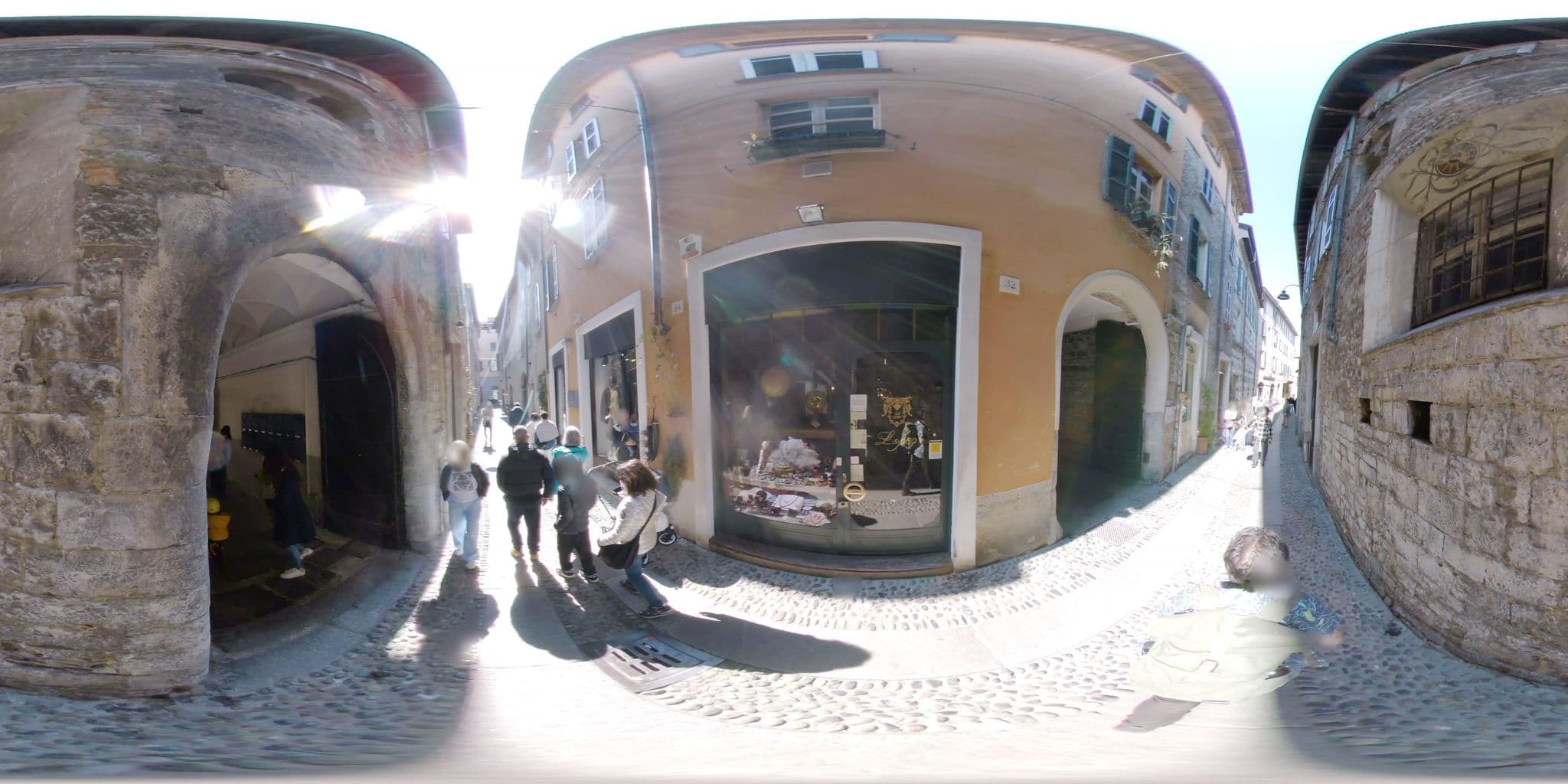 Street view near Le dame della Cortesella, Como — © mapconcierge (CC BY-SA · Mapillary)