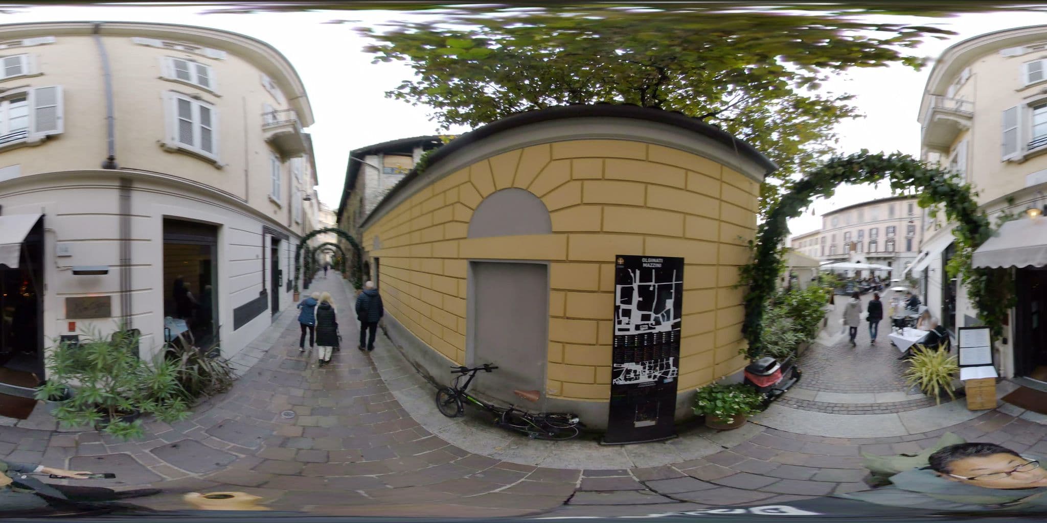 Street view near Numero Due Piazza Mazzini - byMyHomeinComo, Como — © mapconcierge (CC BY-SA · Mapillary)
