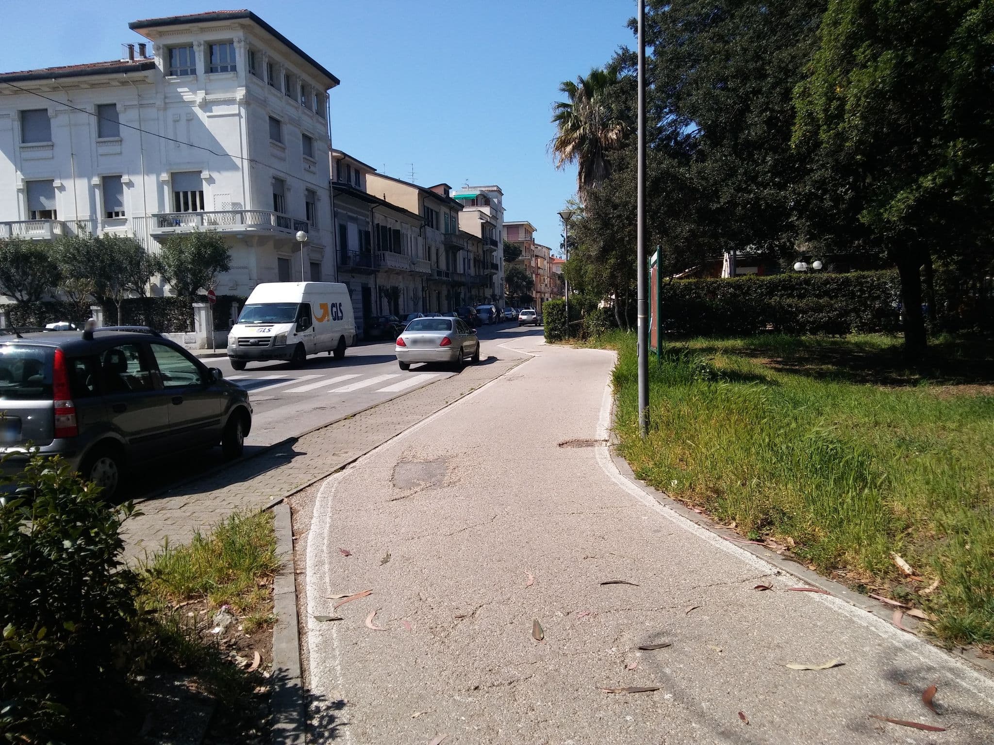Street view near hotel adriana, Viareggio — © jerrydrake (CC BY-SA · Mapillary)