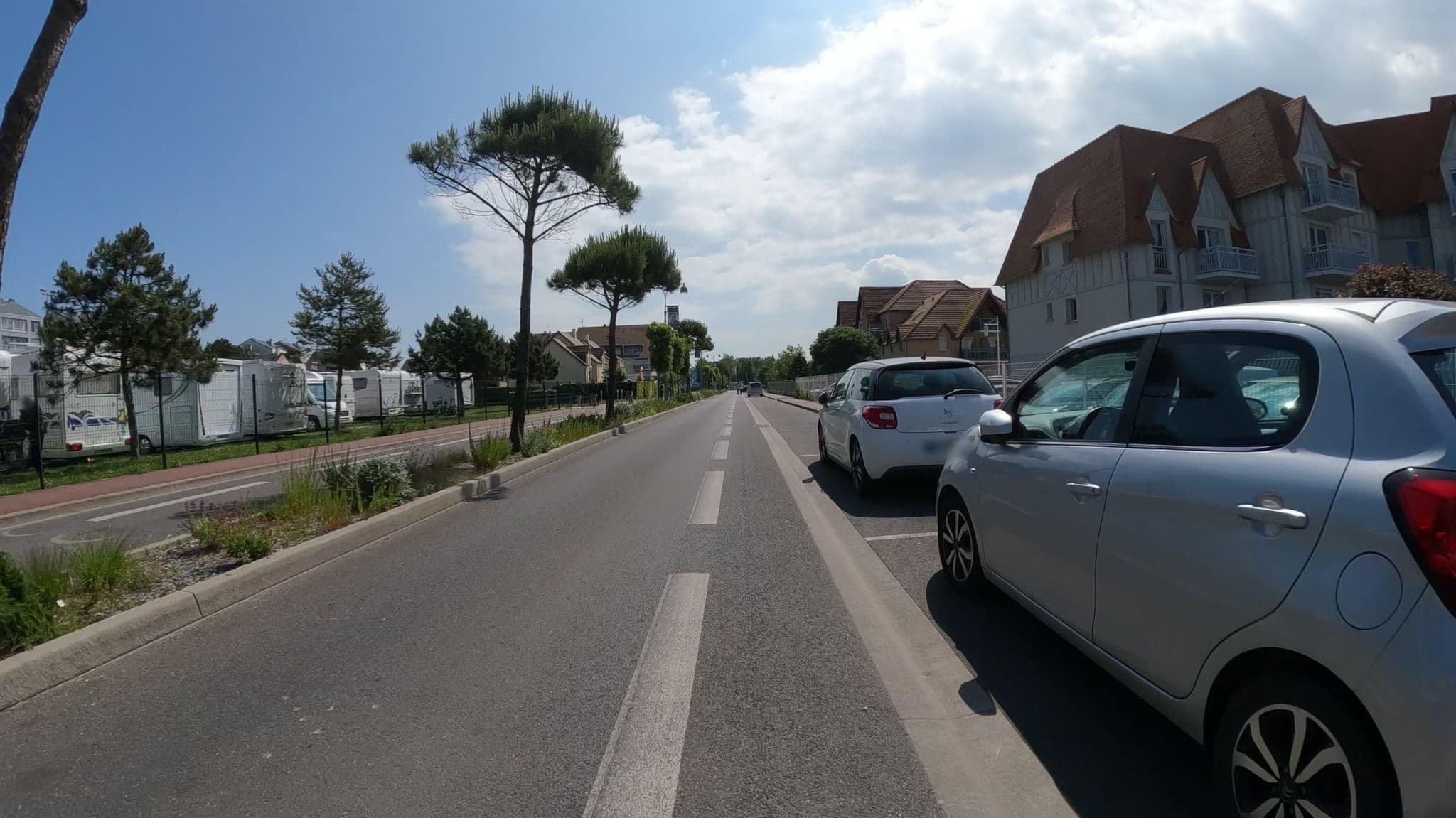 Street view near Aire de camping-car Avenue de la Combattante, Courseulles-sur-Mer — © Nzau (CC BY-SA · Mapillary)