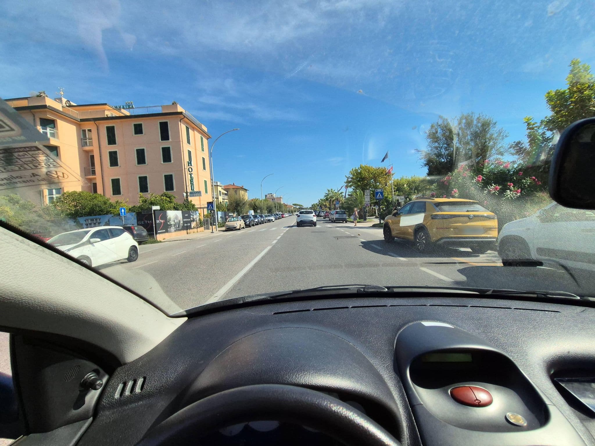 Street view near Hotel Arianna, Forte dei Marmi — © omfg_notpr (CC BY-SA · Mapillary)