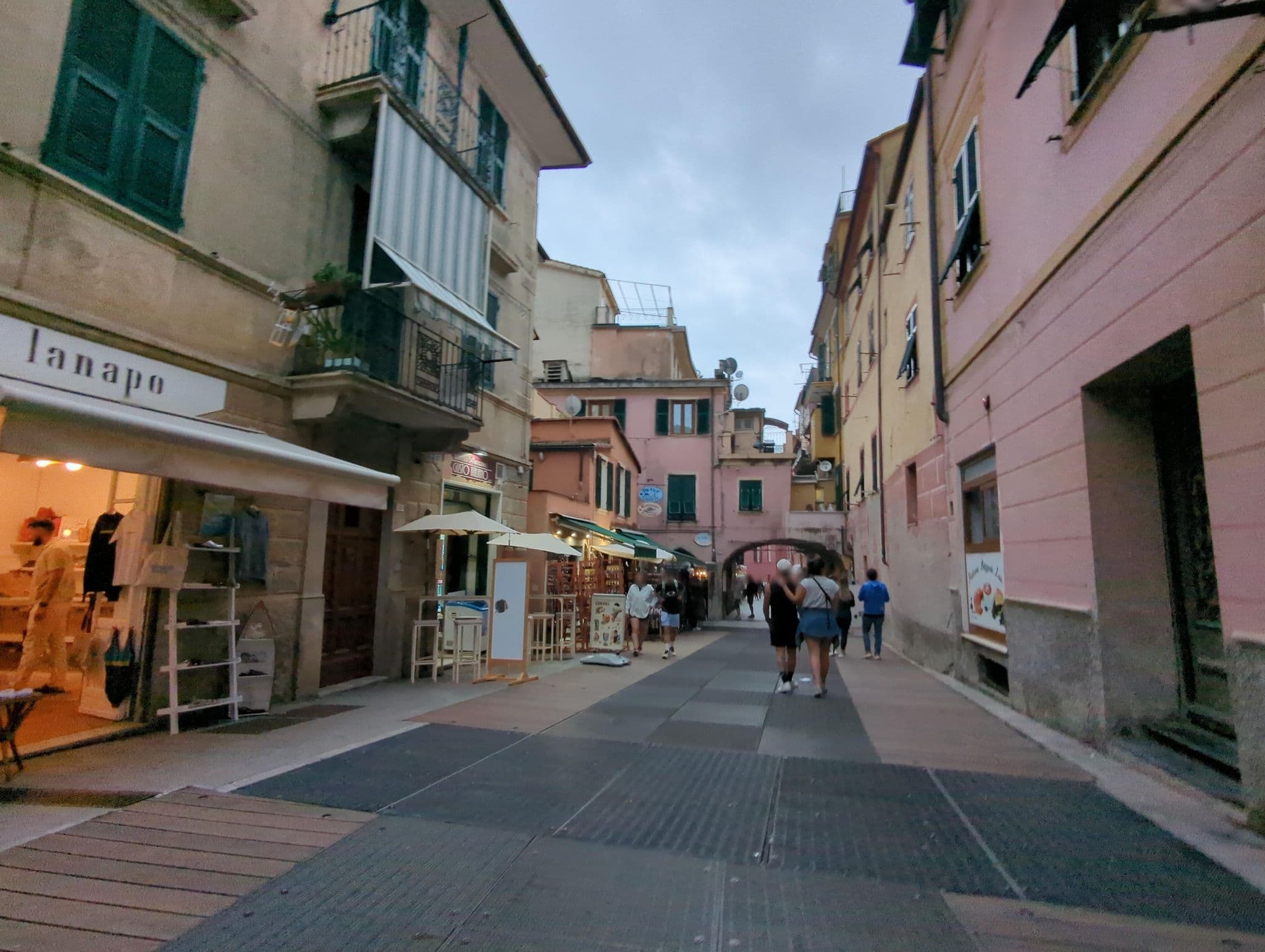 Street view near Da Vice Rooms, Monterosso al Mare — © ente (CC BY-SA · Mapillary)