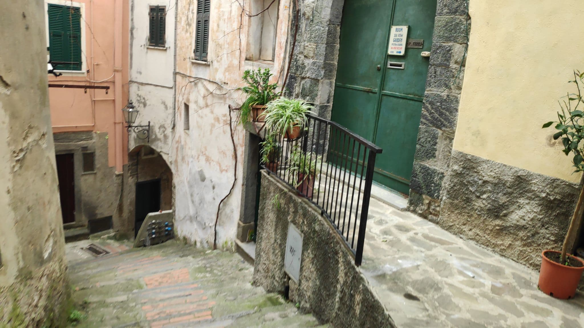 Street view near Ca Du Grifun, Monterosso al Mare — © marcuscalabresus (CC BY-SA · Mapillary)