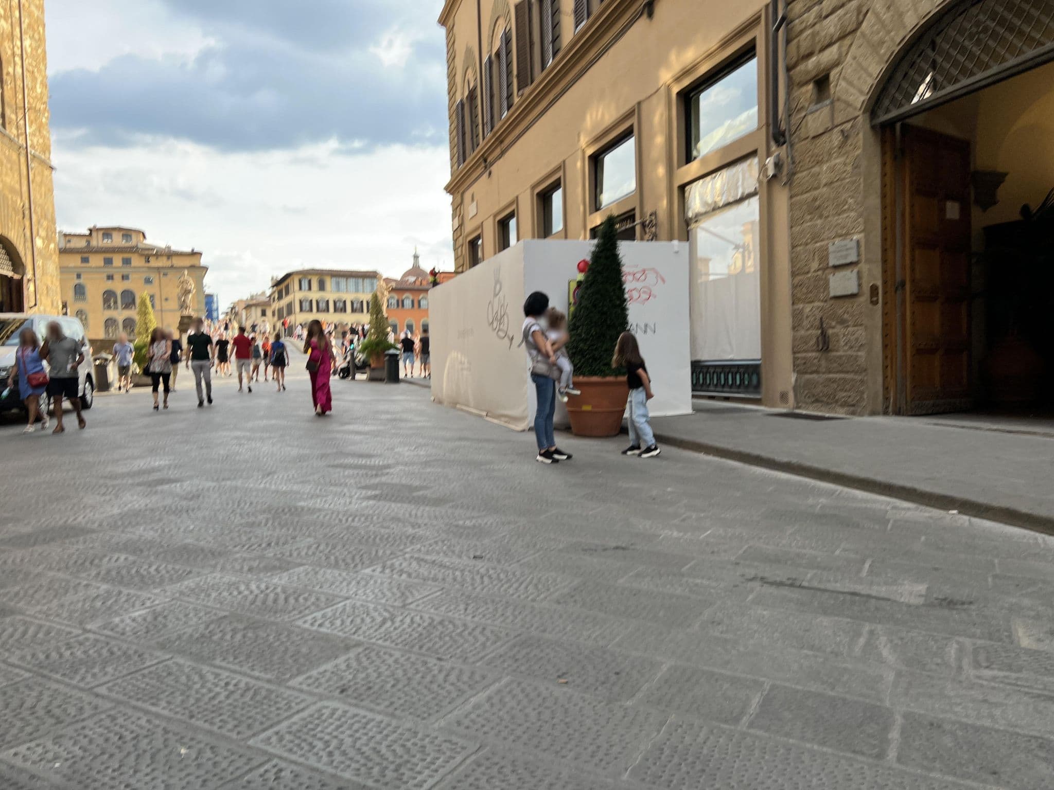 Street view near Lungarno Alberghi SPA, Florence — © shogohirasawa (CC BY-SA · Mapillary)