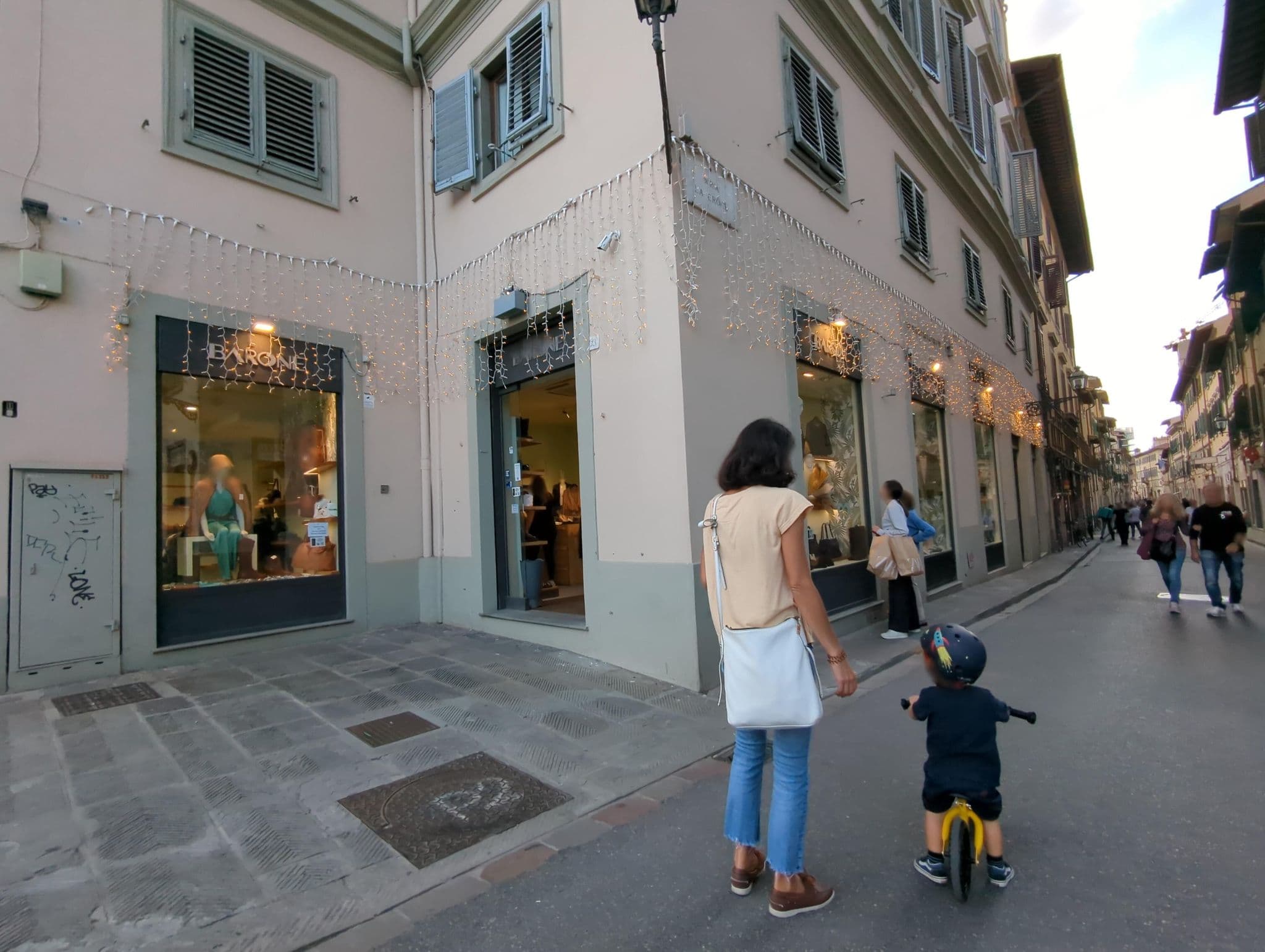 Street view near Iris Apartments, Campo di Marte — © ente (CC BY-SA · Mapillary)