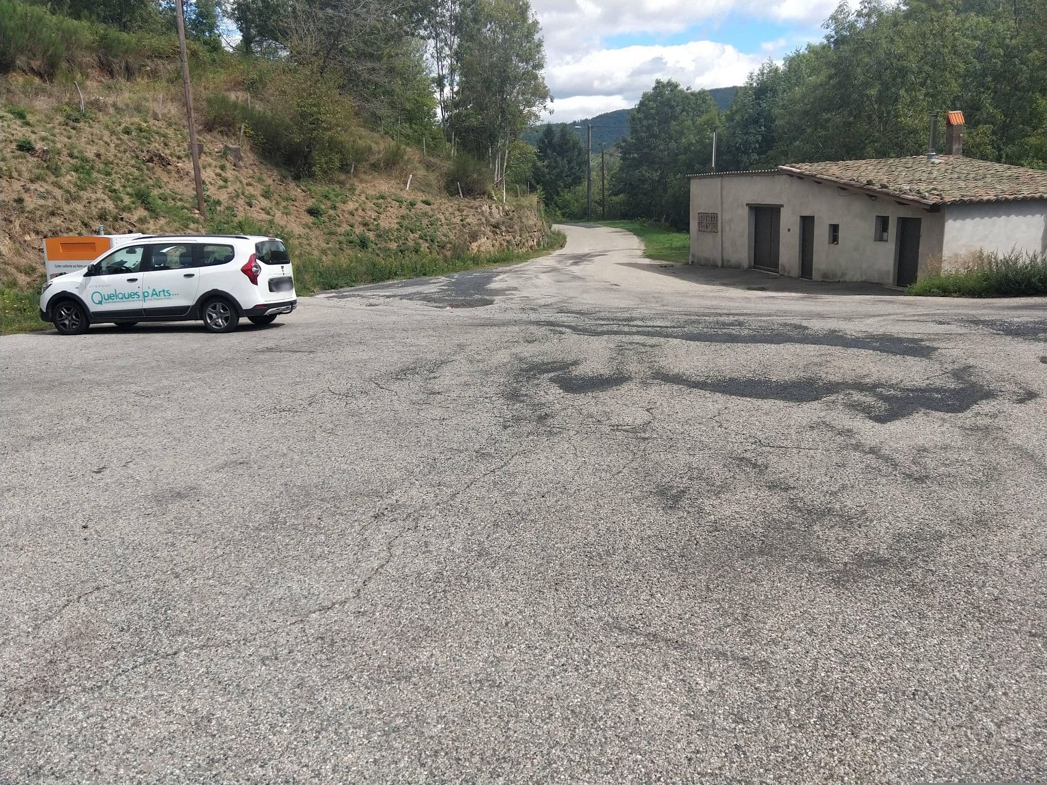 Street view near Aire de stationnement camping-cars du Chambon, Le Cheylard — © alextech (CC BY-SA · Mapillary)