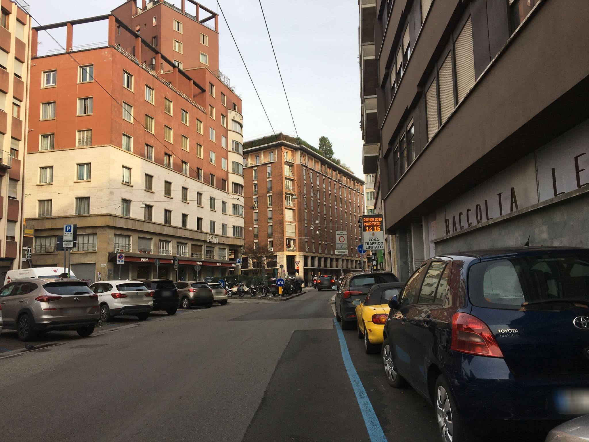 Street view near Resart Làcomus, Bologna — © tapo (CC BY-SA · Mapillary)
