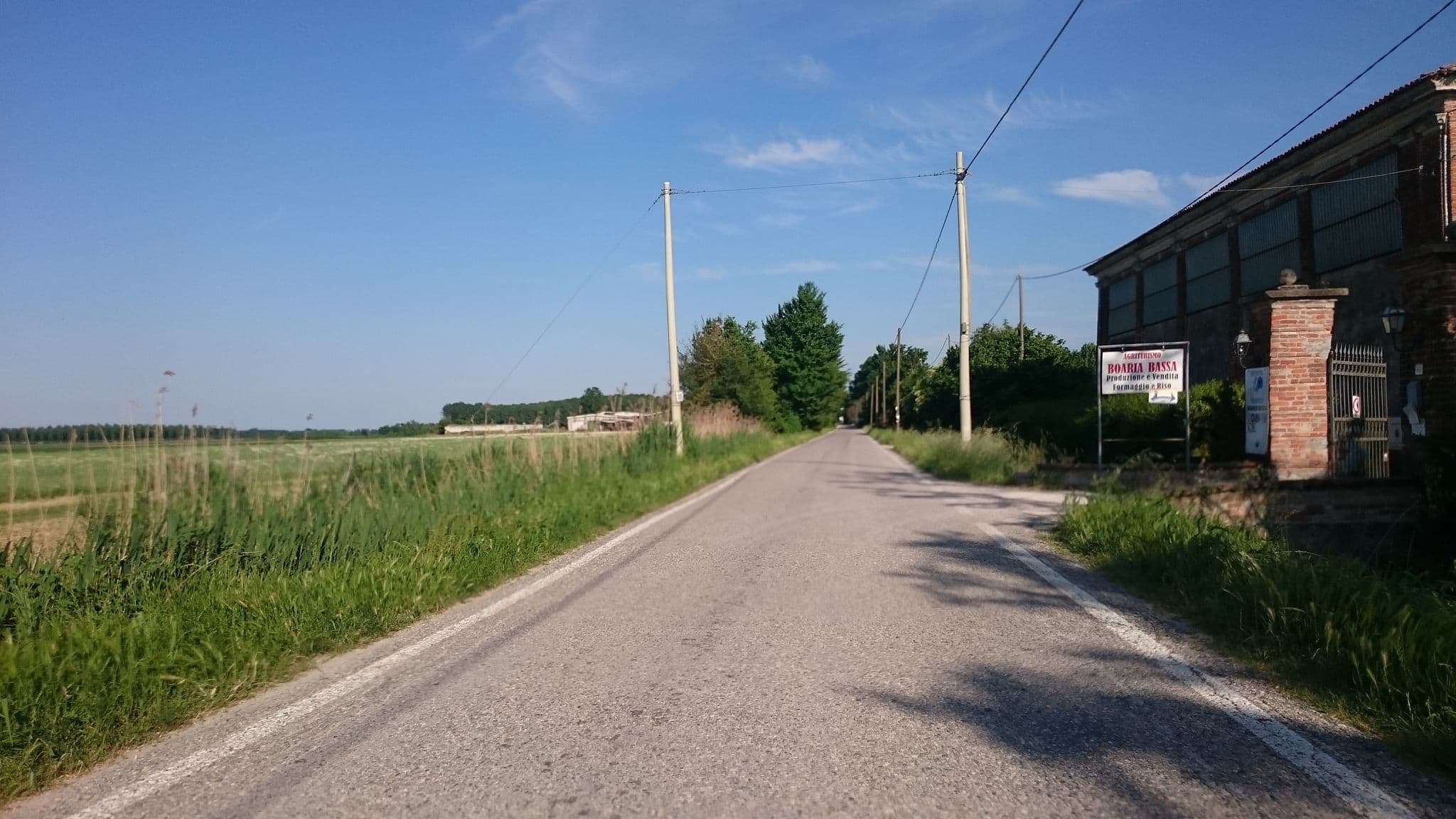 Street view near Agriturismo Boaria Bassa, Roncoferraro — © voschix (CC BY-SA · Mapillary)