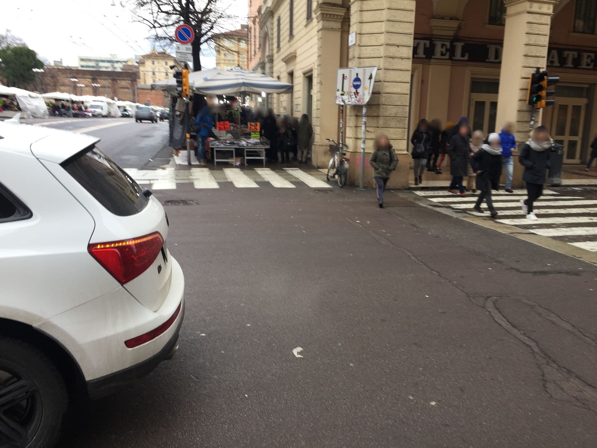Street view near B&B Angelica, Bologna — © vipoosanan (CC BY-SA · Mapillary)