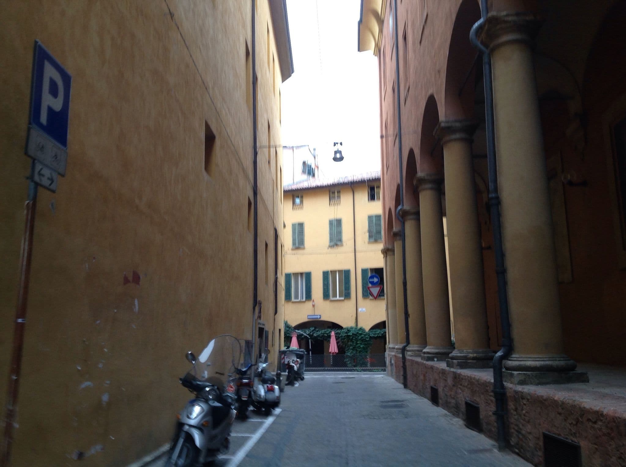 Street view near Bed & Breakfast Cartoleria, Bologna — © msanti (CC BY-SA · Mapillary)
