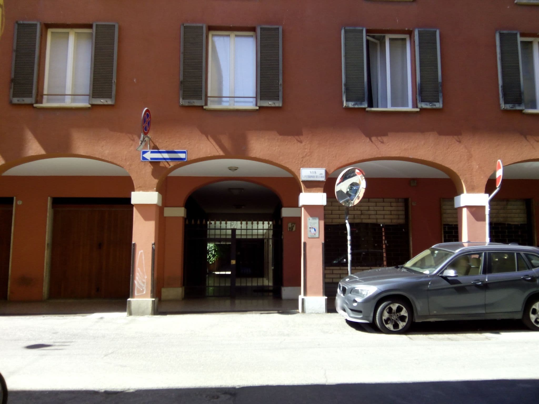 Street view near Arpa Apartments Bologna Center, Bologna — © msanti (CC BY-SA · Mapillary)