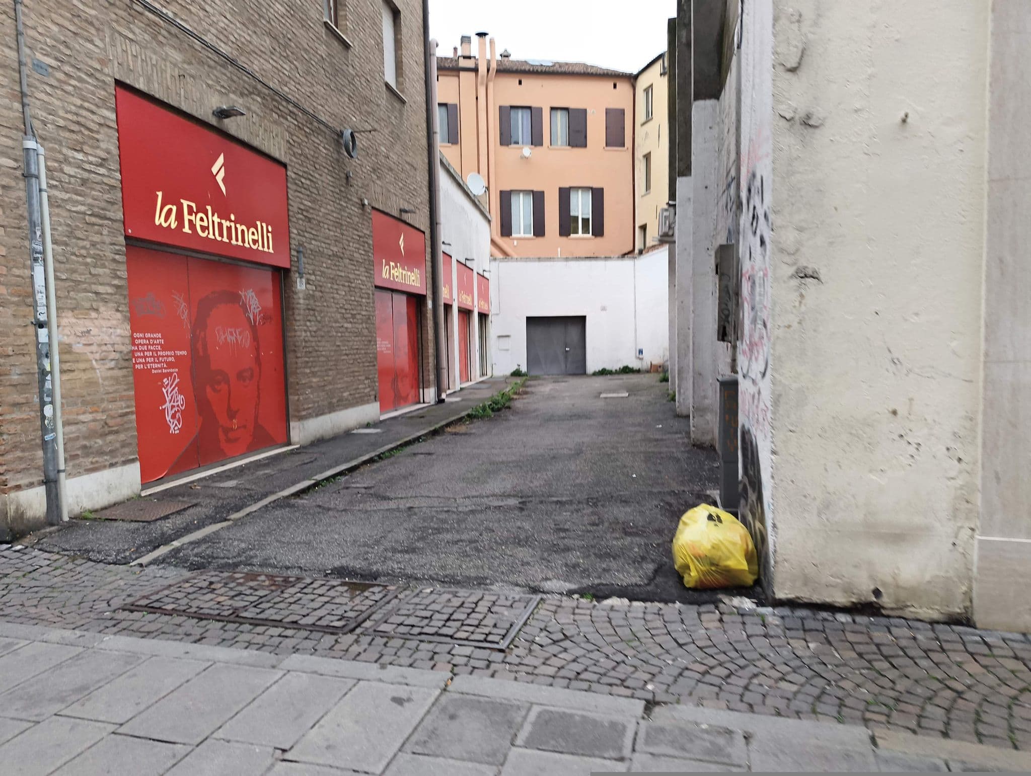 Street view near Hotel Annunziata Ferrara, Ferrara — © marcuscalabresus (CC BY-SA · Mapillary)