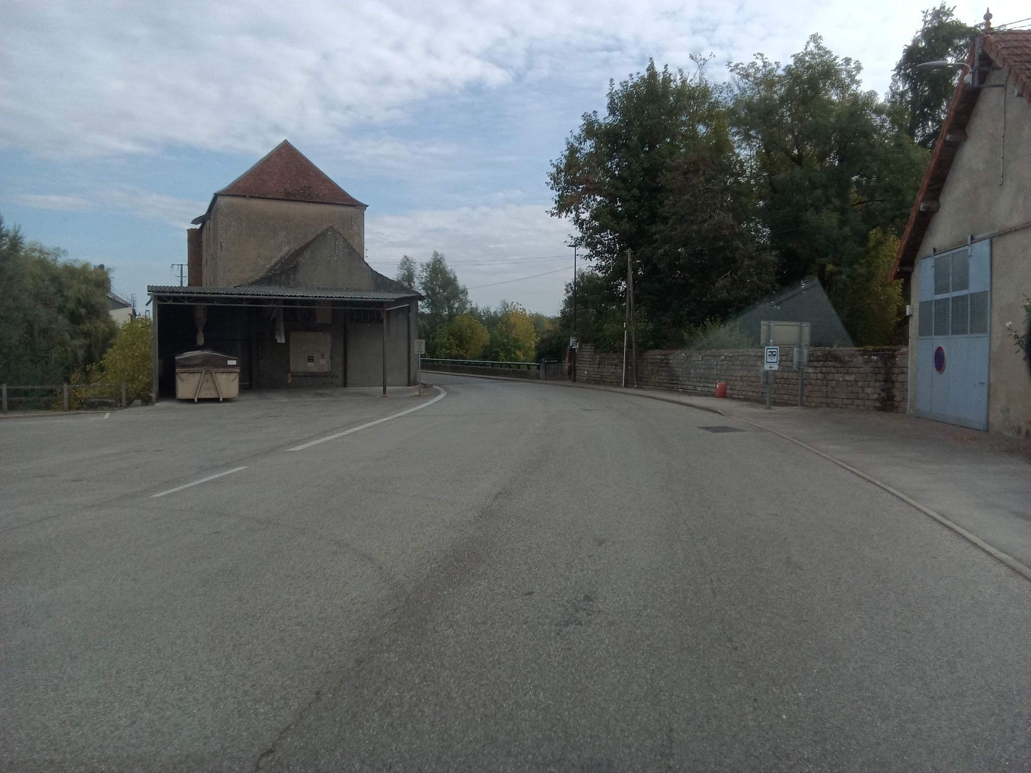 Street view near Aire d'accueil des camping-cars Sainte-Croix-en-Bresse, Louhans — © mprins (CC BY-SA · Mapillary)