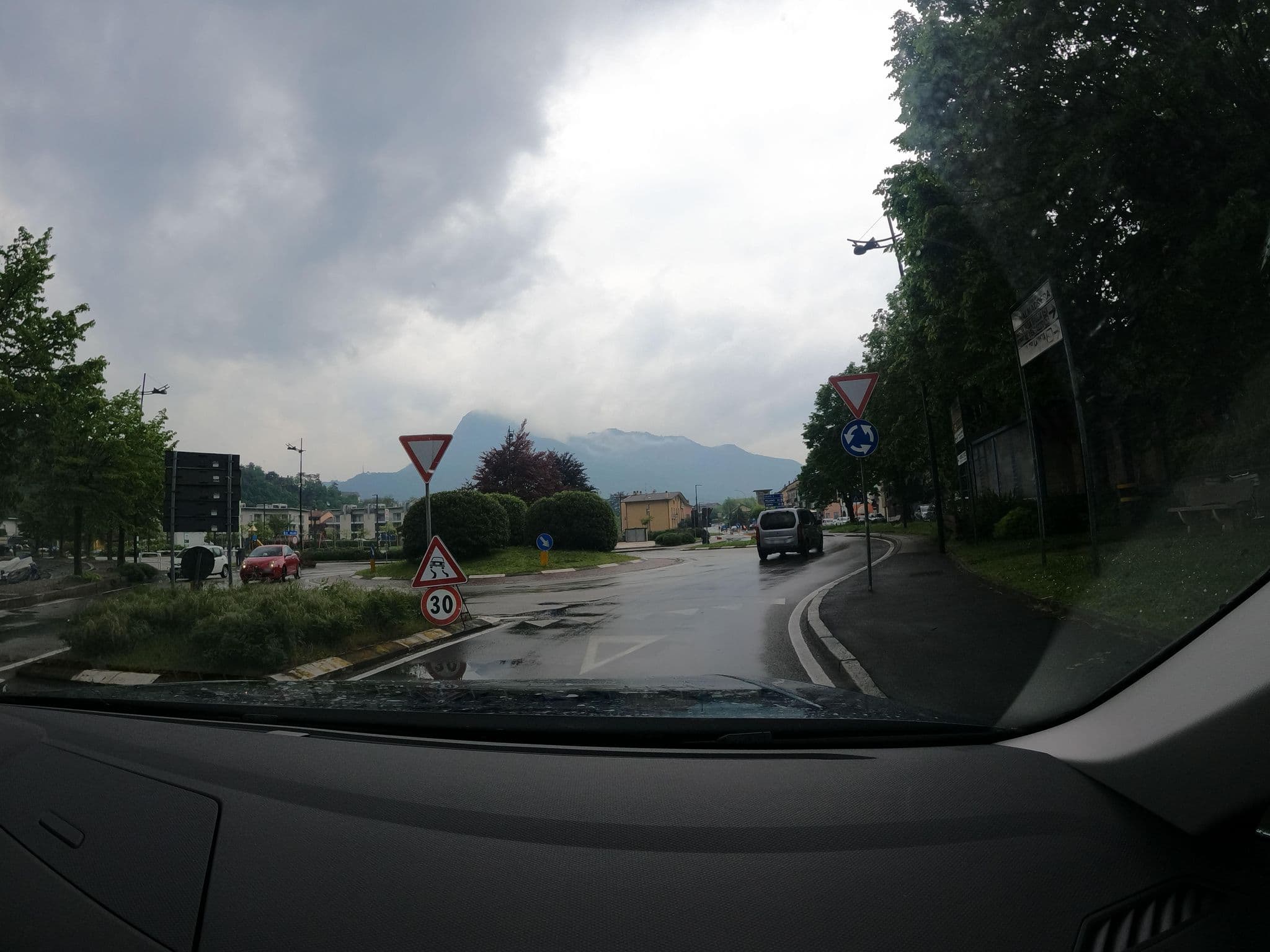 Street view near Hotel Bellavista Valmadrera, Malgrate — © borovac (CC BY-SA · Mapillary)