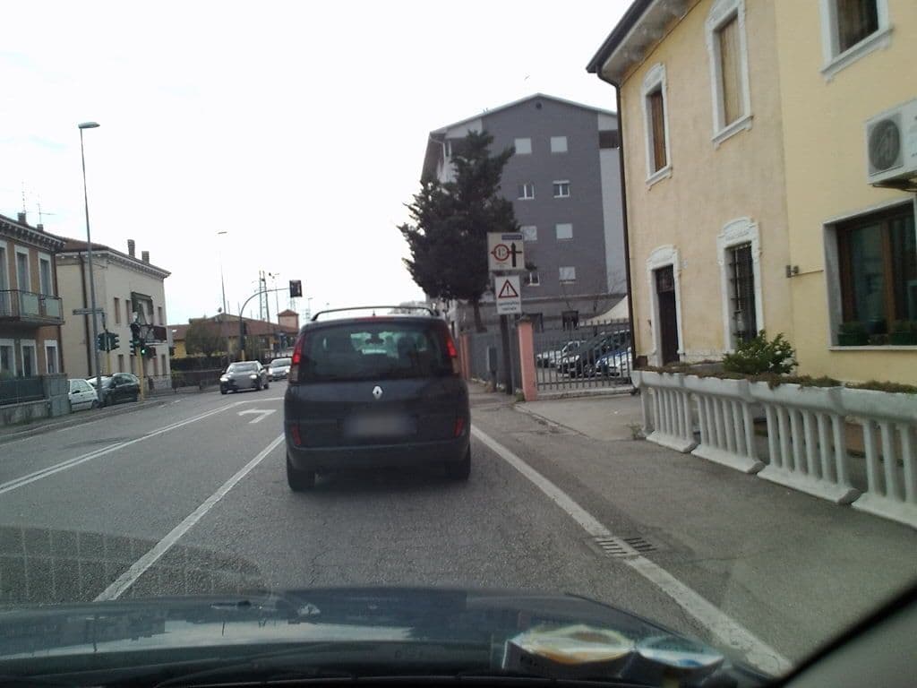 Street view near Albergo Ristorante Pizzeria All'incontro SAS di Fusaro Daniele, Dossobuono — © vrmap (CC BY-SA · Mapillary)