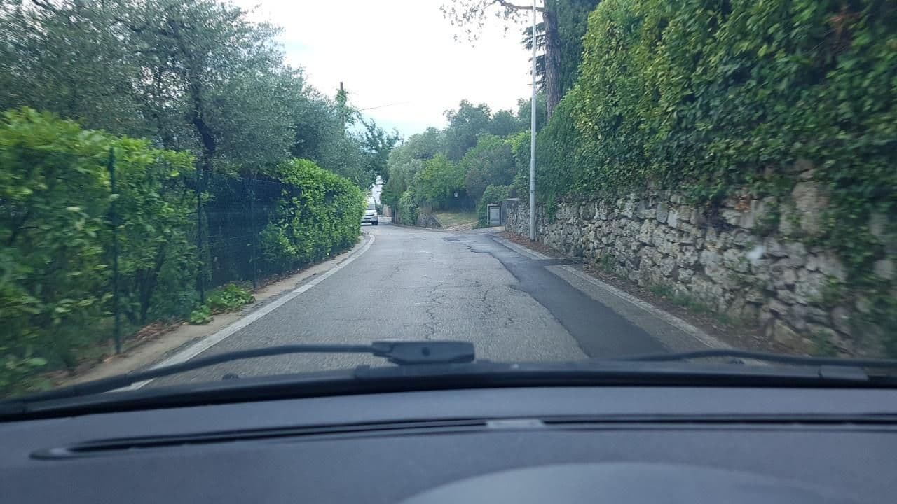 Street view near Villa Albisano, Torri del Benaco — © mik007 (CC BY-SA · Mapillary)