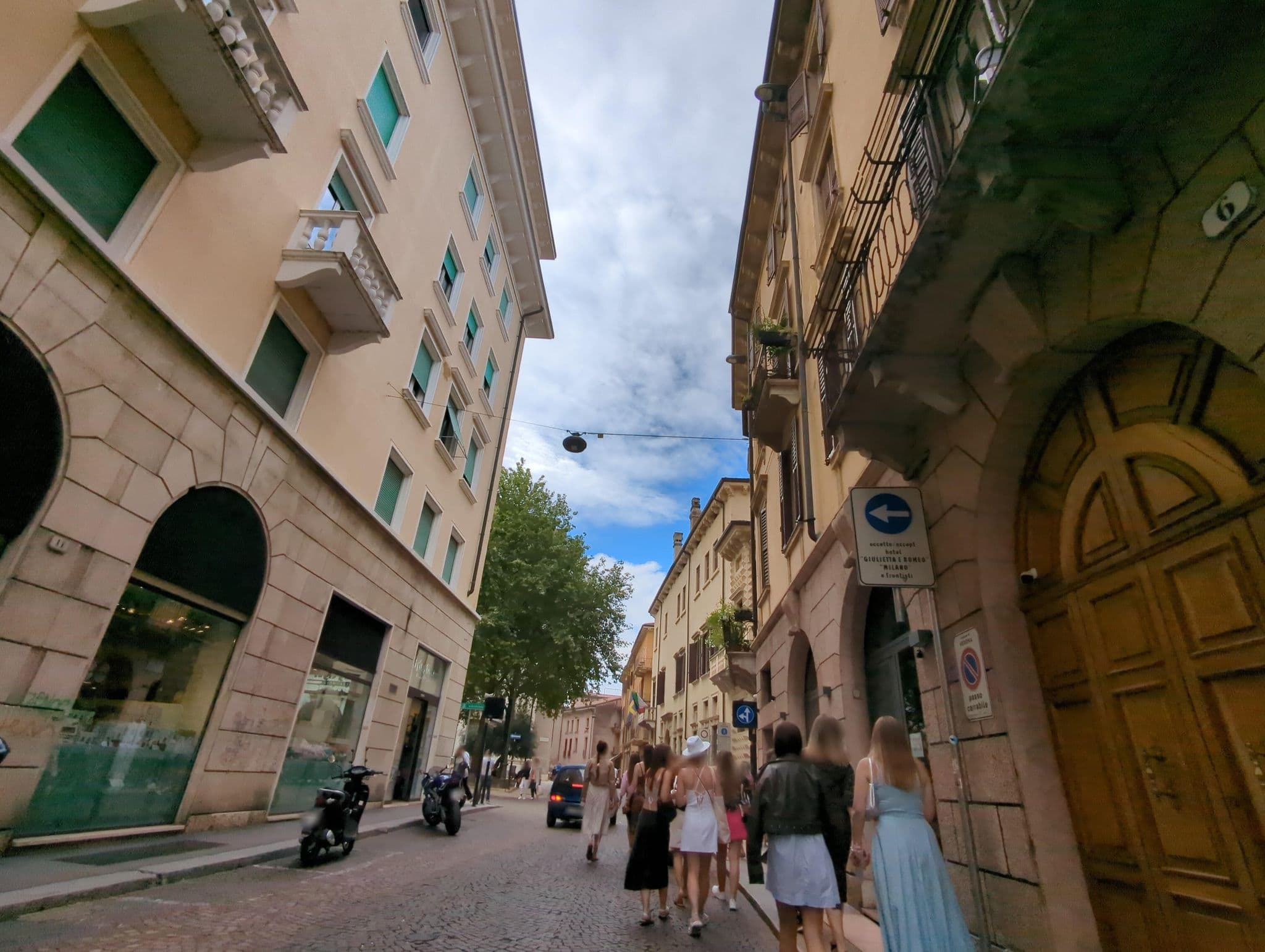 Street view near Bed And Breakfast Dai Nonni, Verona — © ente (CC BY-SA · Mapillary)