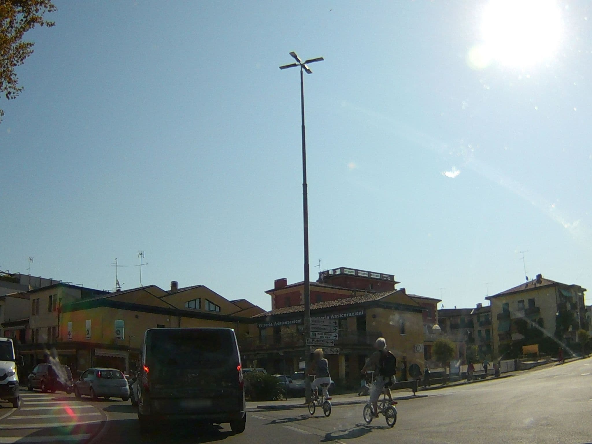 Street view near Lake moments, Peschiera del Garda — © endszbrxns (CC BY-SA · Mapillary)