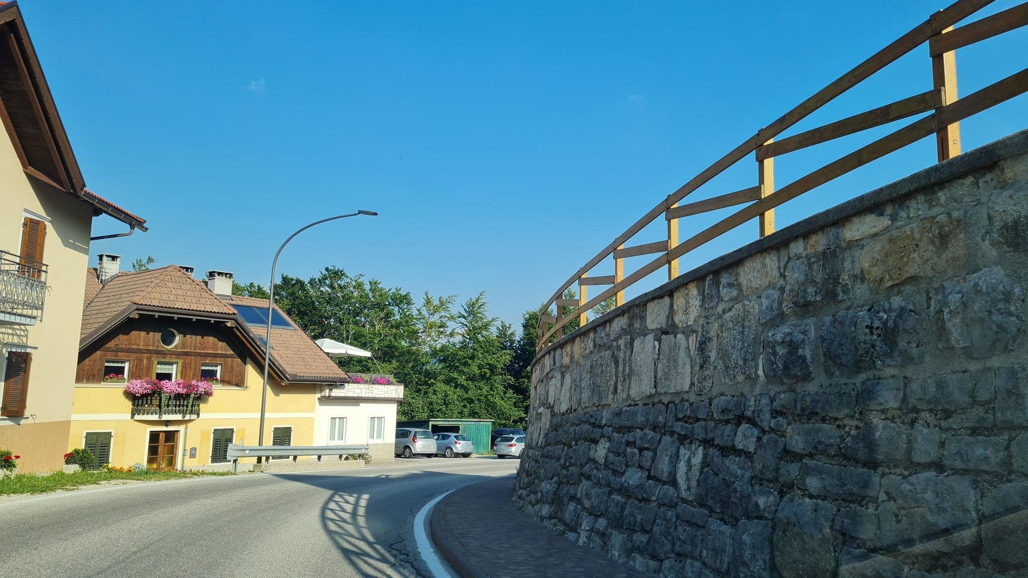 Street view near Altipiani Trentini, Caldonazzo — © laniuscollurio (CC BY-SA · Mapillary)