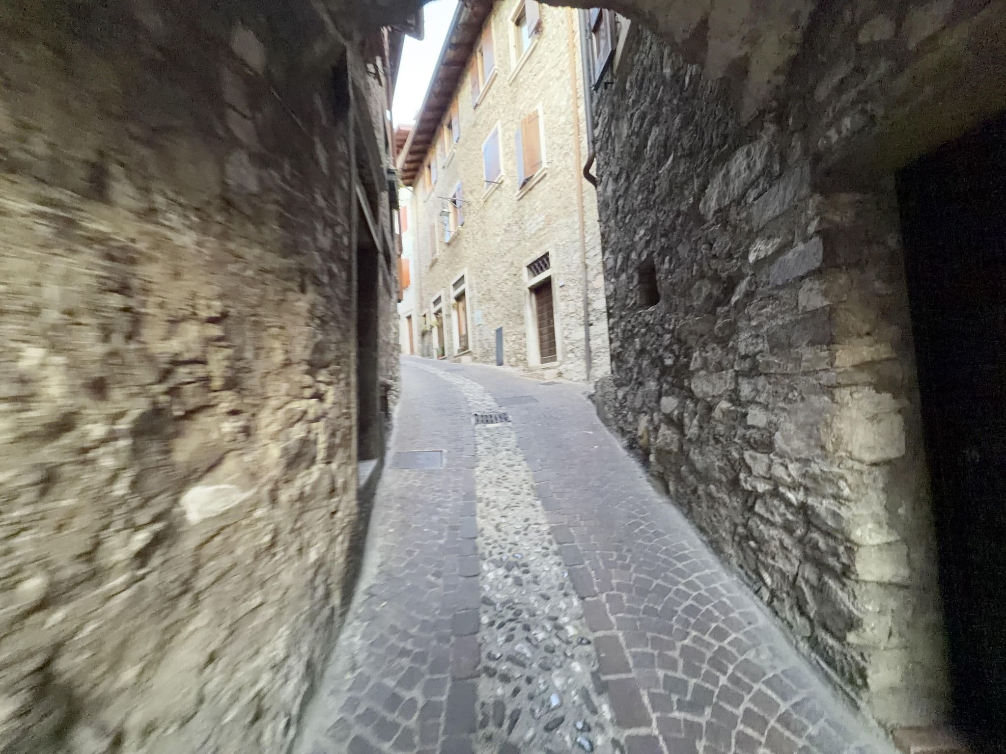 Street view near Villa Castello, Limone sul Garda — © boskoyevsky (CC BY-SA · Mapillary)