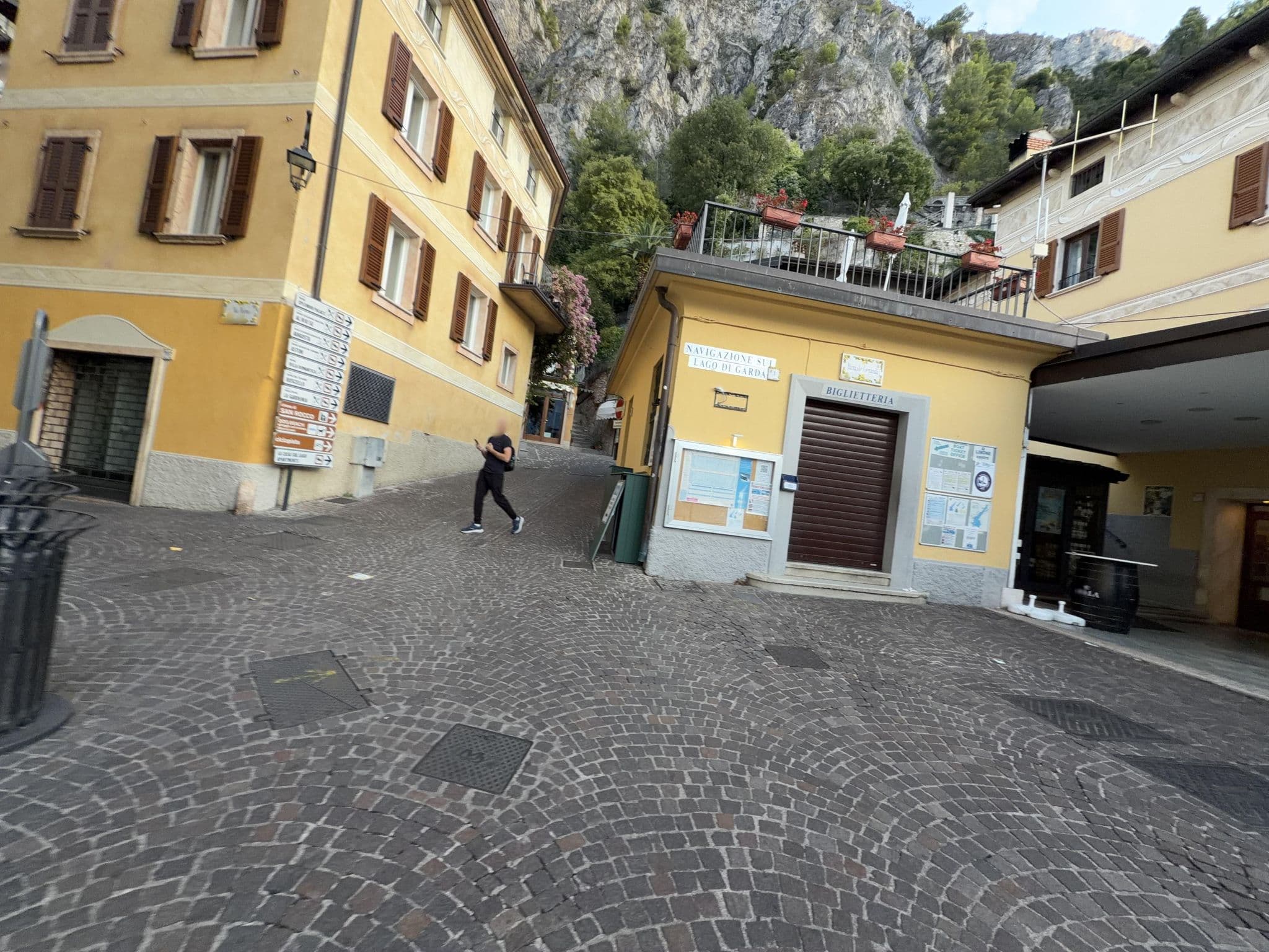 Street view near All'Azzurro Hotel Limone sul Garda, Limone sul Garda — © boskoyevsky (CC BY-SA · Mapillary)
