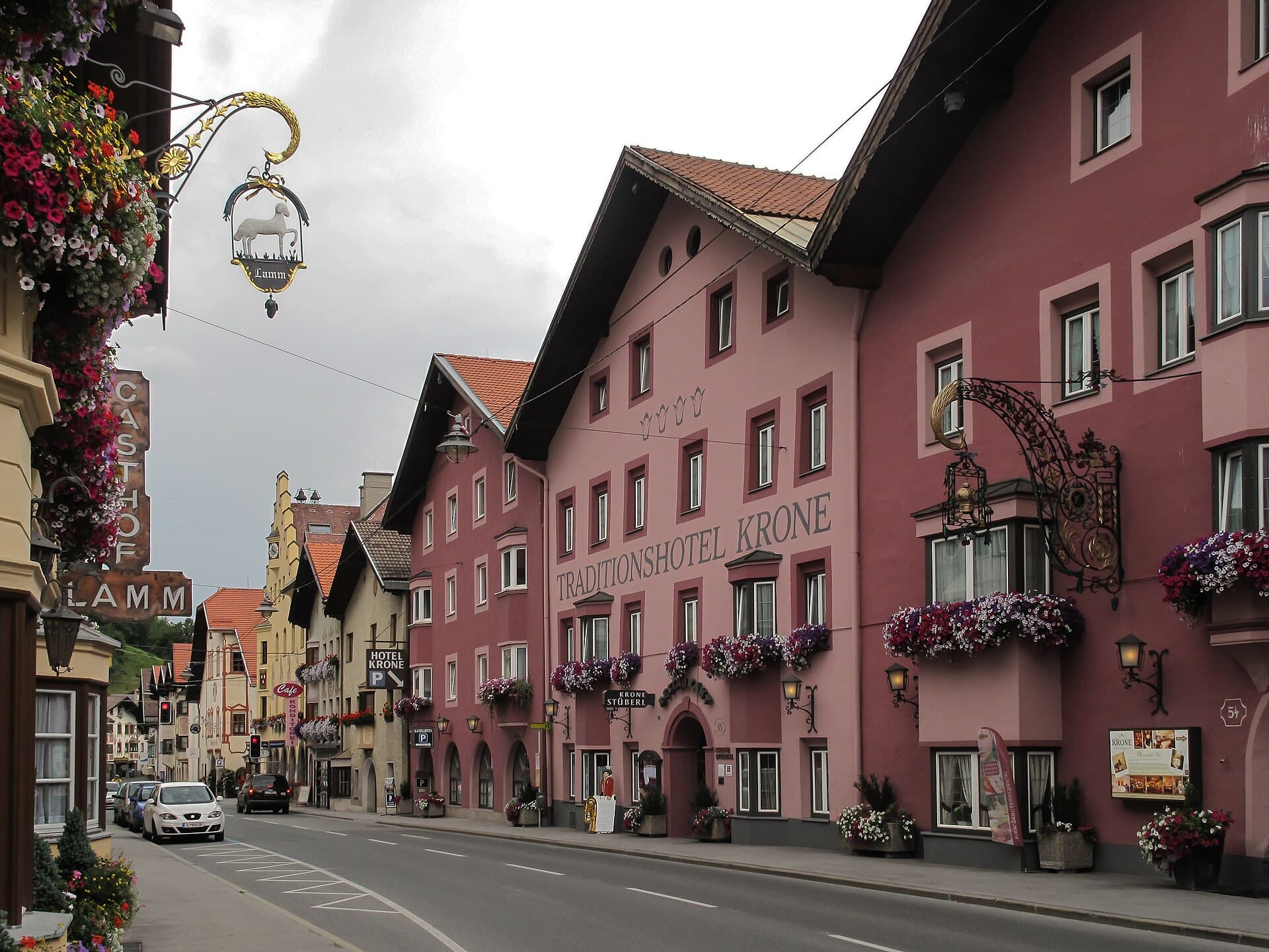 Hotel Krone (via Wikimedia Commons, CC BY-SA 3.0)