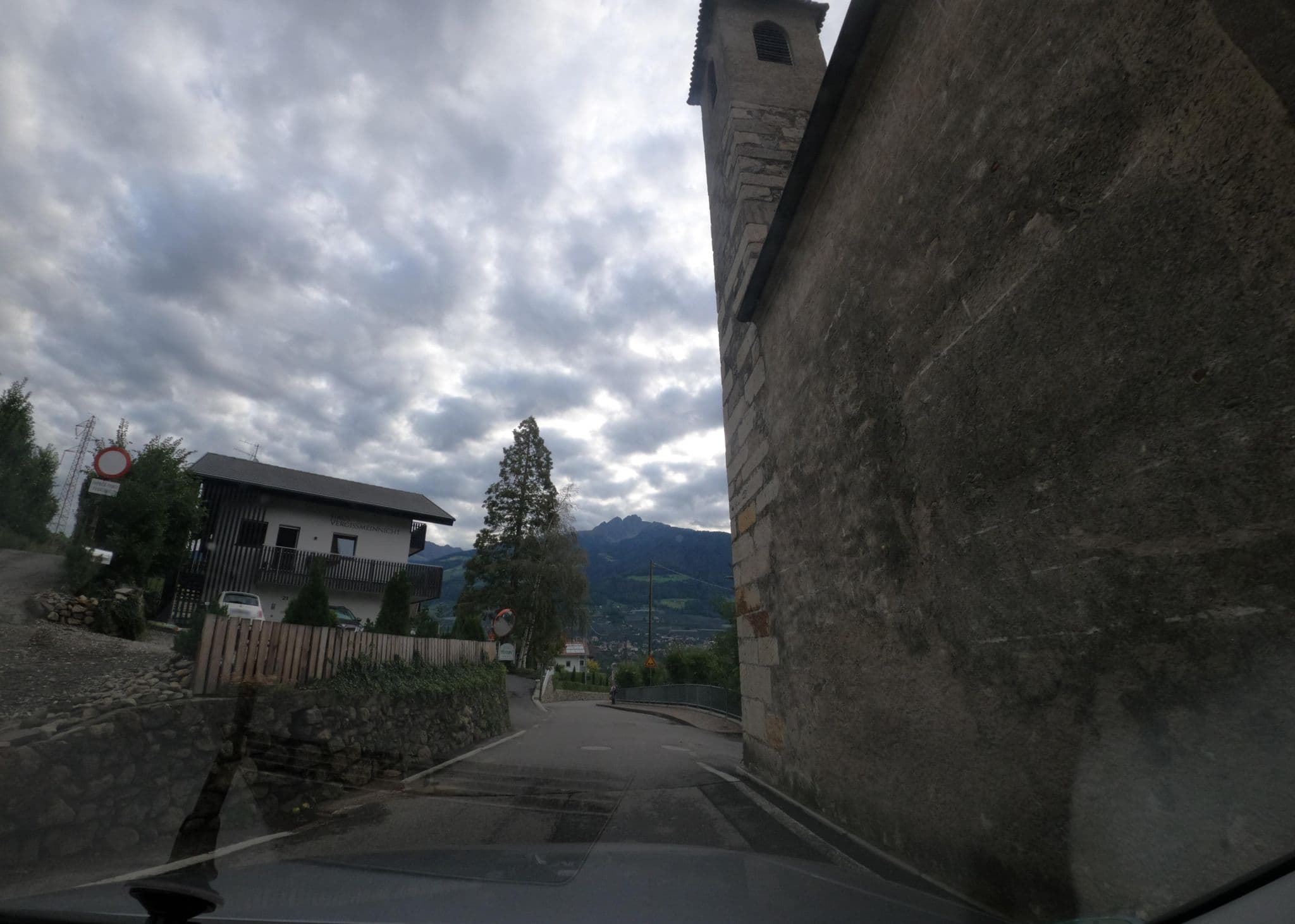 Street view near Pensione Fiechtlhof, Tirolo — © atze02 (CC BY-SA · Mapillary)