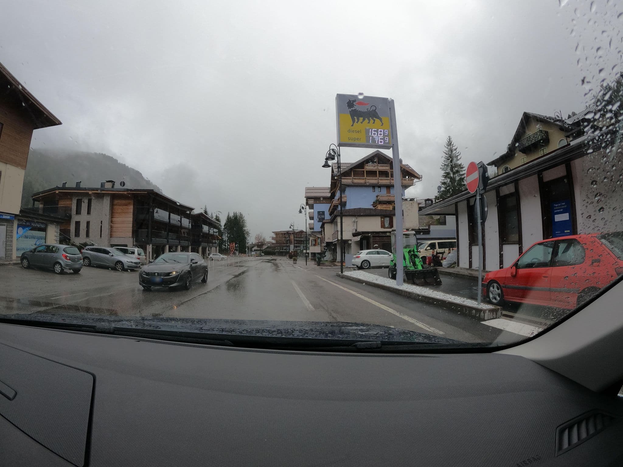 Street view near Hotel Splendid Madonna di Campiglio, Pinzolo — © borovac (CC BY-SA · Mapillary)