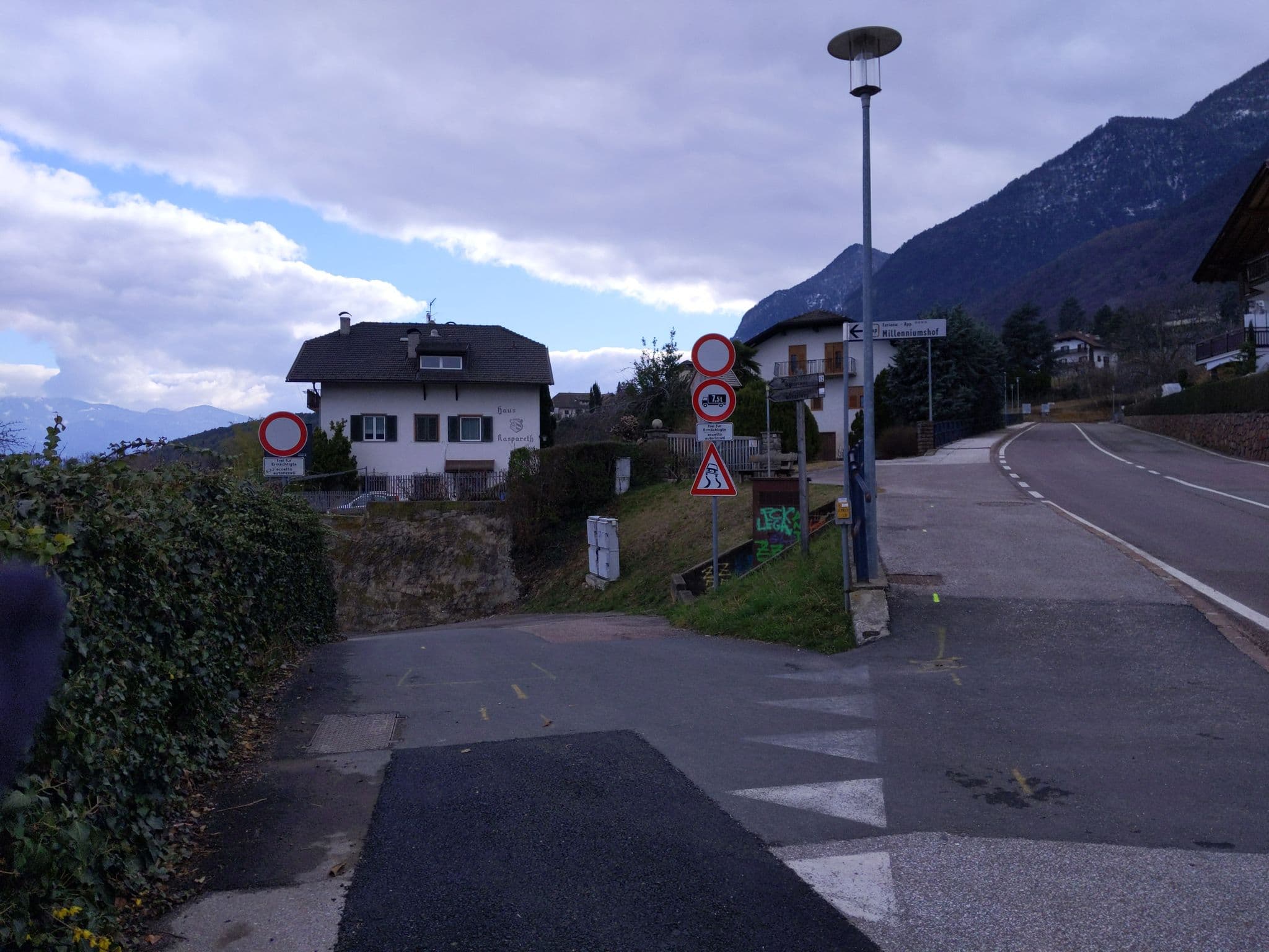 Street view near Millenniumshof, Caldaro sulla Strada del Vino — © tyr (CC BY-SA · Mapillary)